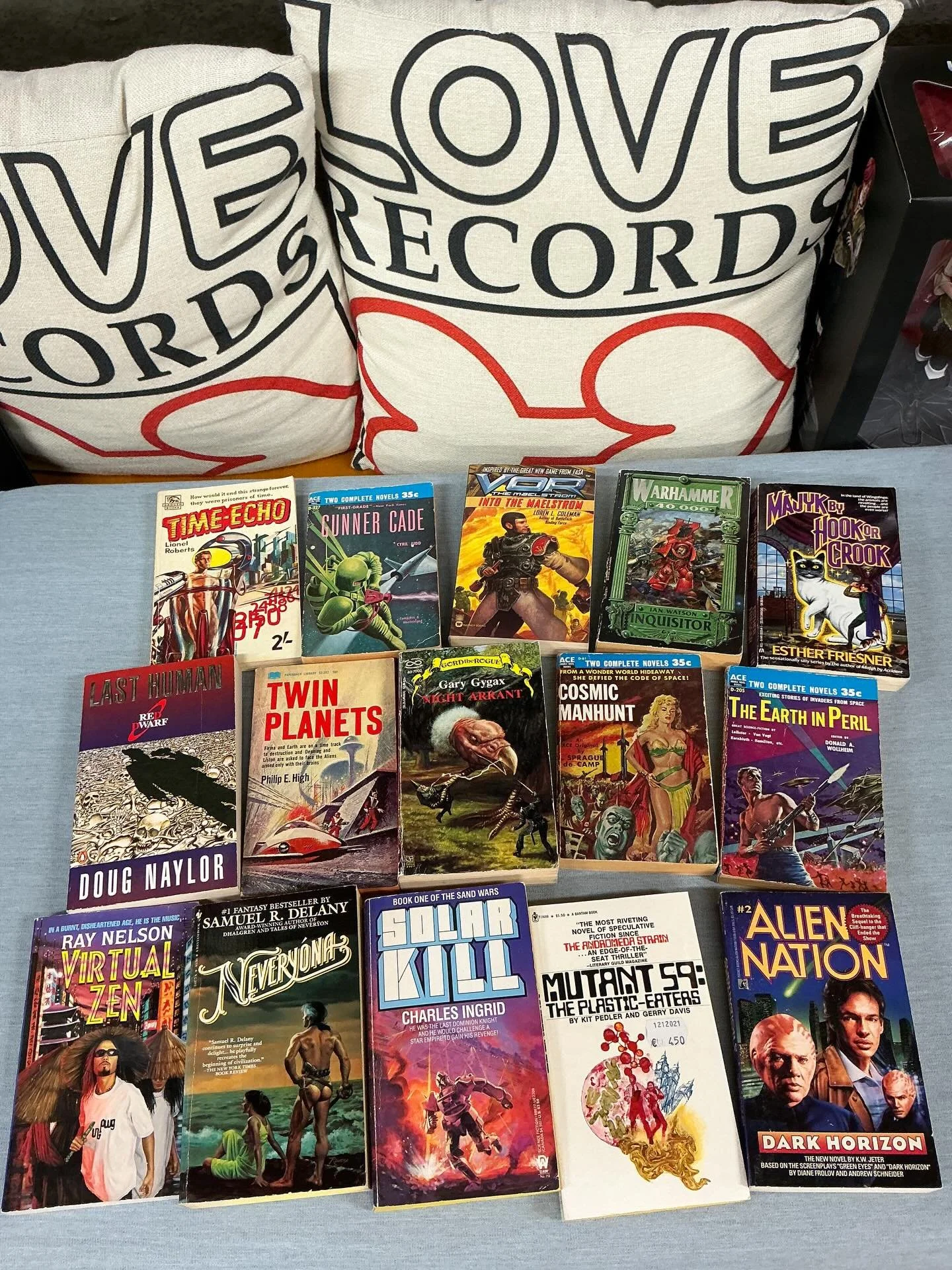 Tein eilen koko ty&ouml;p&auml;iv&auml;n kellarissa projektia, joka on pit&auml;nyt tehd&auml; jo vuosien ajan. J&auml;rjestelin varaston englanninkieliset scifi- ja fantasiakirjat omiin hyllyihins&auml;. 

T&auml;h&auml;n asti nuo kaksi genre&auml; 