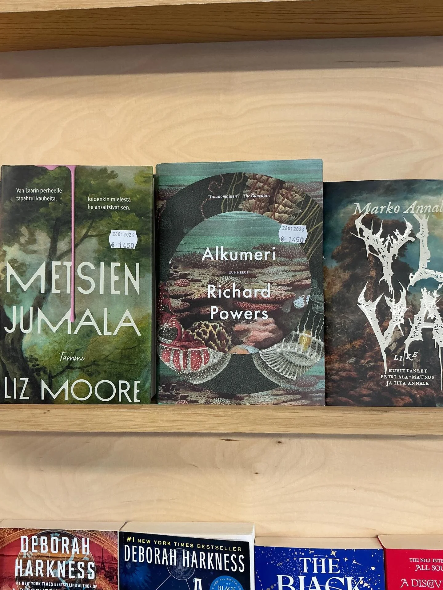 Eilen meille tuli antikvariaattikauppiaan unelmakassi. Alle vuoden ik&auml;ist&auml; laatufiktiota hienossa kunnossa. Richard Powersin uusin suomennos, Liz Mooren kehuttu romaani, R F Kuangin tuorein kirja ja paljon kaikkea muuta ihanaa. Tulisipa tuo