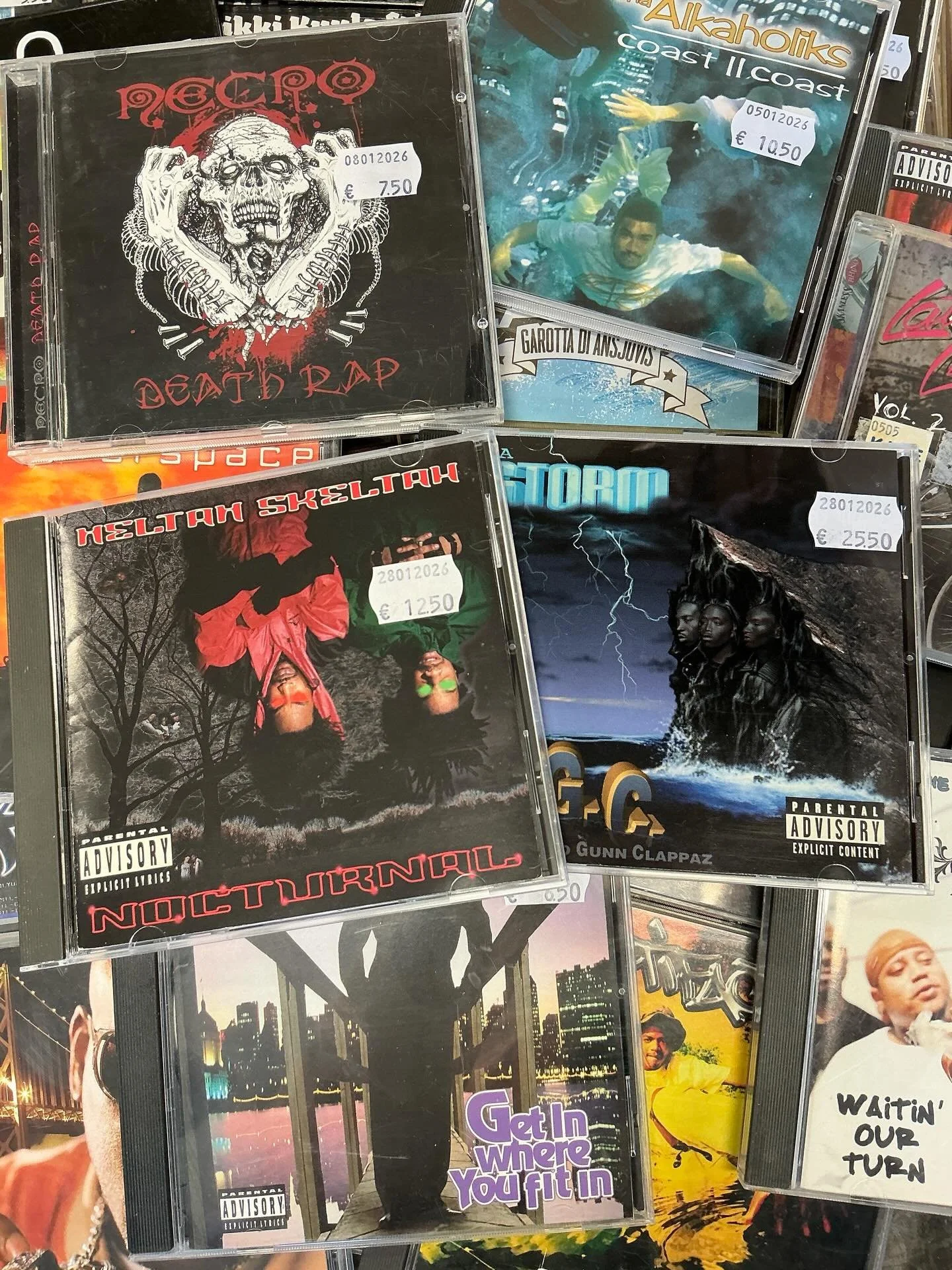 Yks asia mit&auml; liikkuu aivan liian v&auml;h&auml;n on hiphop cd:t. Siksi nuo meid&auml;n hiphop-laarit on usein aika tyhjill&auml;&auml;n ja jos siell&auml; jotain on, niin niit&auml; perusjuttuja.

Joulun v&auml;lip&auml;ivin&auml; ostimme pahvi