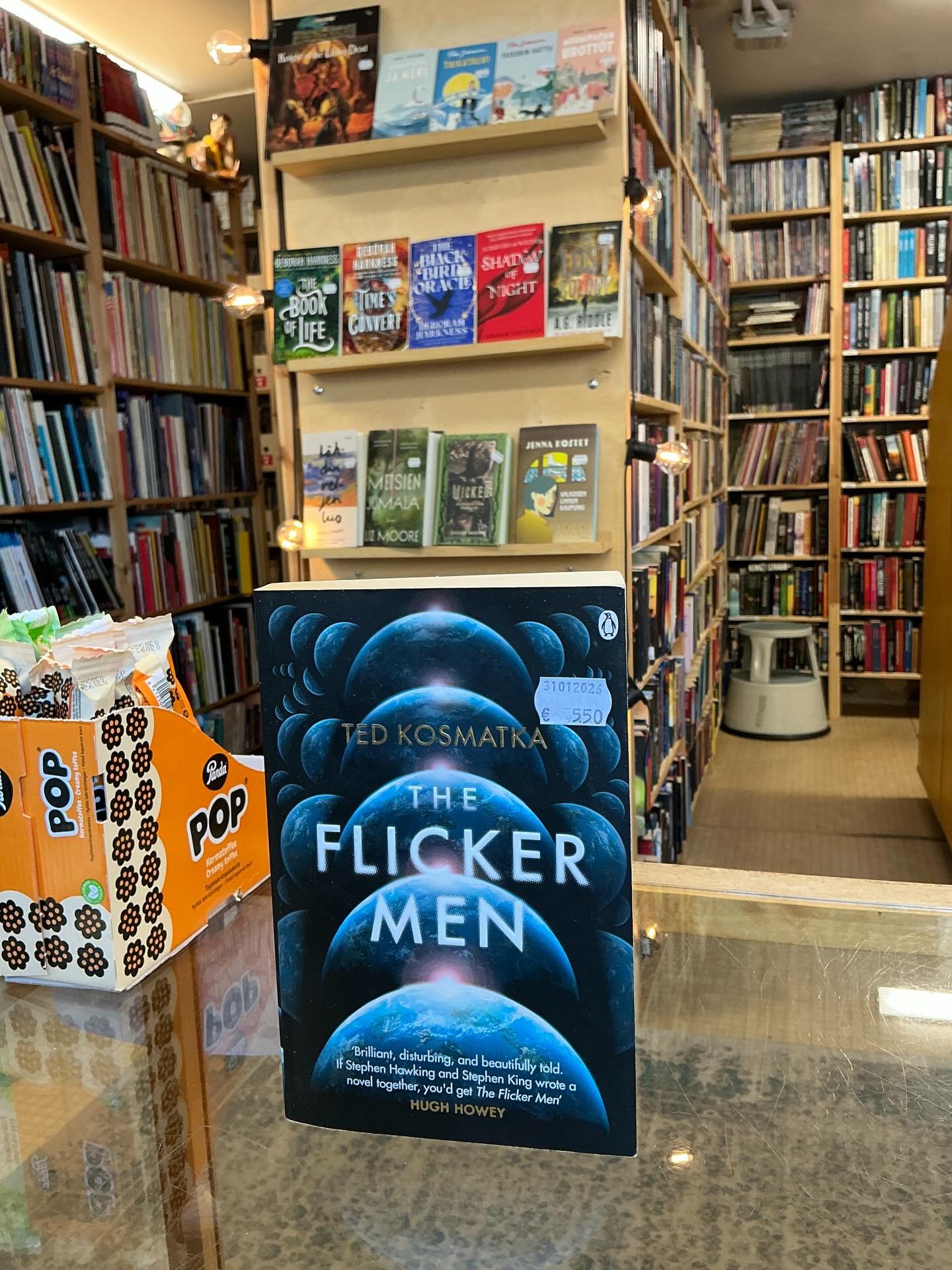 Onni on puoliso, joka tiet&auml;&auml; mist&auml; pid&auml;t. Ehk&auml; vuosi sitten olimme kirpparilla Etel&auml;-Suomen suunnalla kun Anni ojensi minulle kirjan ja sanoi: &rdquo;T&auml;&auml; n&auml;ytt&auml;&auml; just semmoselta mist&auml; s&auml