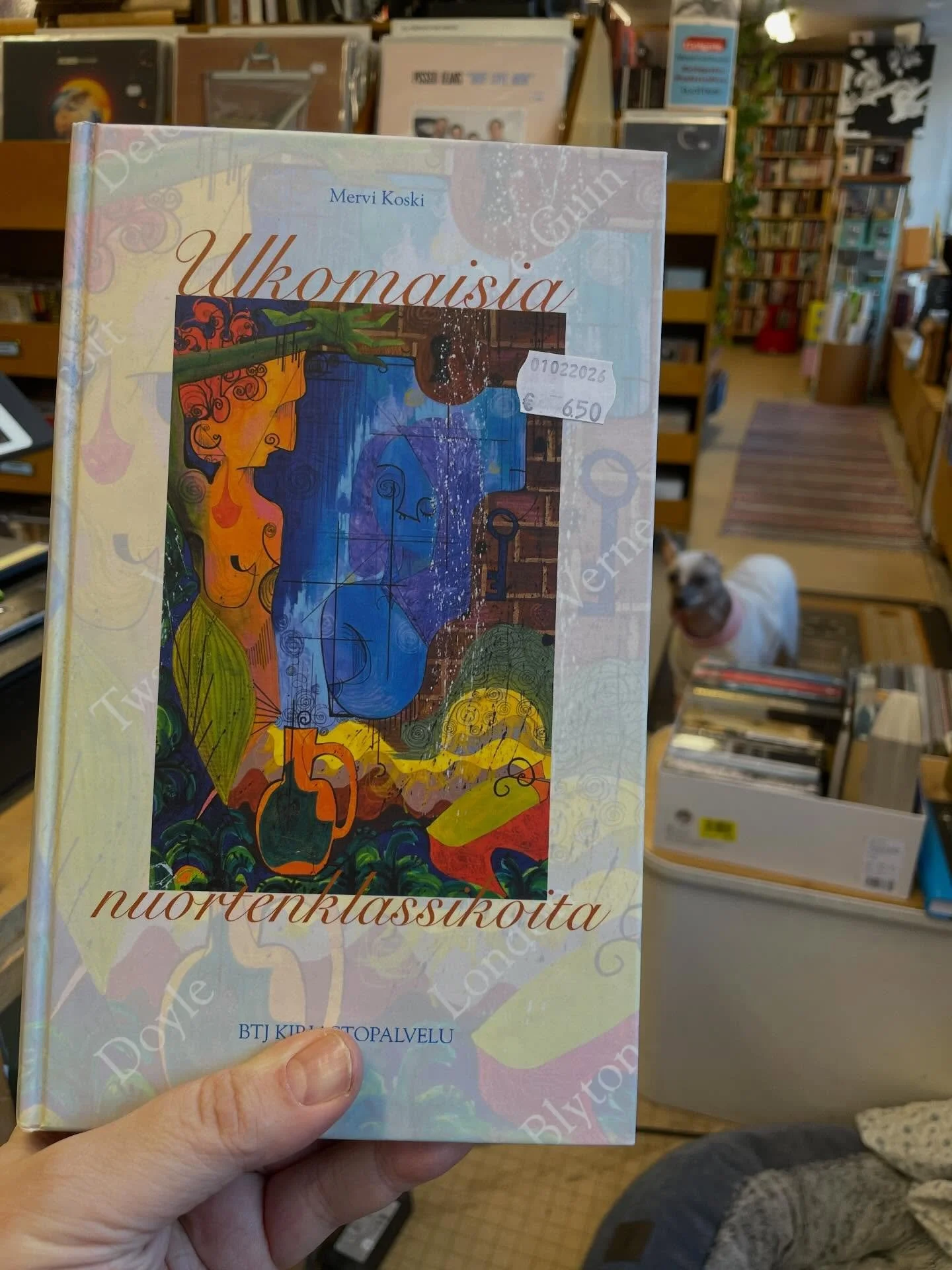 Ei ole kirjaa kansiin katsominen. Vanha sanonta kehottaa olemaan tuomitsematta asioita ulkon&auml;&ouml;n perusteella ja olemaan ottamatta ennakkoasenteita. Toisinaan sen voi my&ouml;s ottaa ihan kirjaimellisesti.

T&auml;ll&auml; viikolla t&auml;m&a