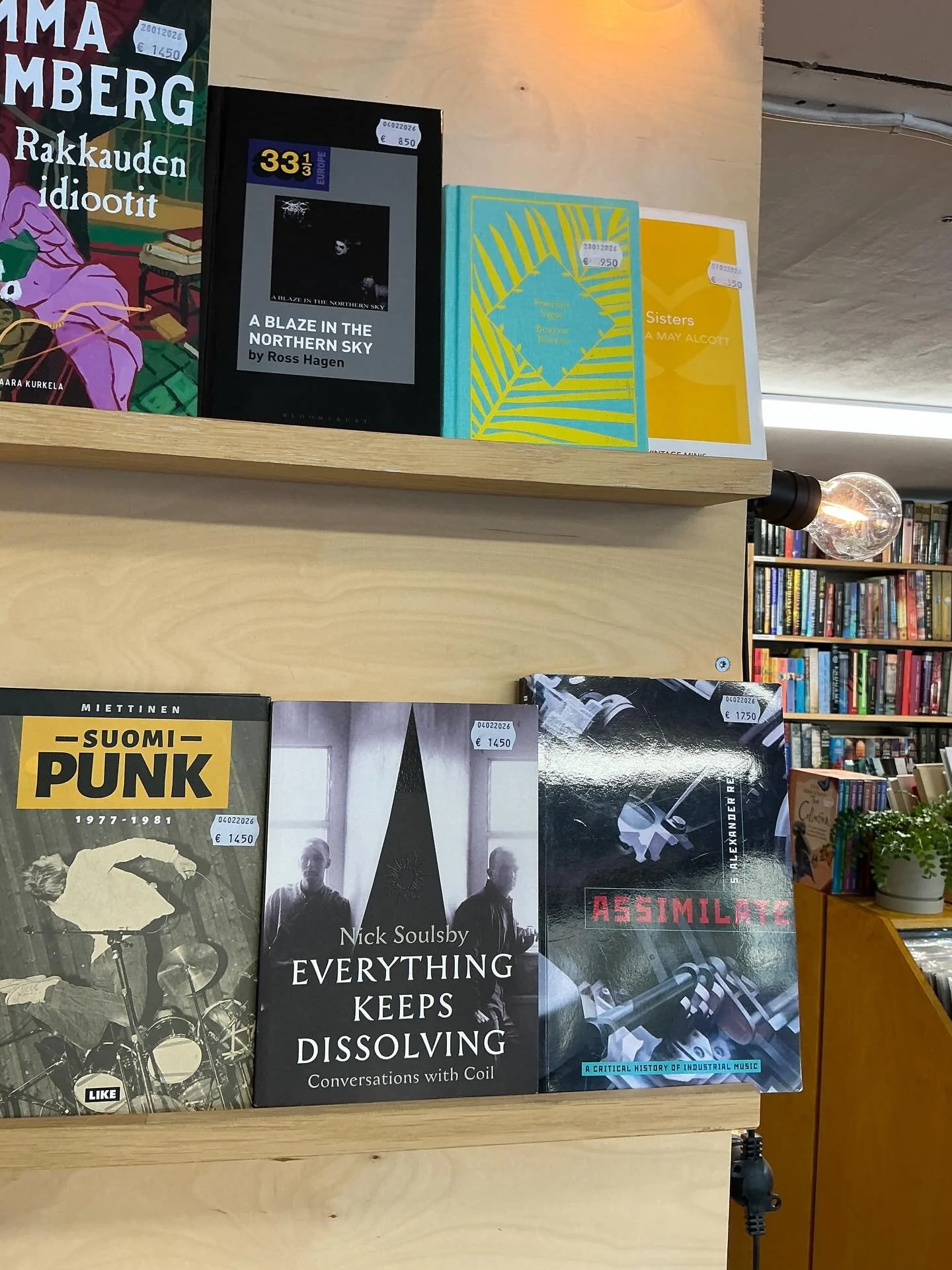 Alfalla on pitk&auml;t perinteet kaikenlaisen undergroundimman musiikin lipunkantajana - oli se sitten harvinaista progea tai erityisesti kaikenlaista vaihtoehtoista industrial, dark ambient, goottirock yms. musaa.

Siksi on aina iloinen asia kun mei