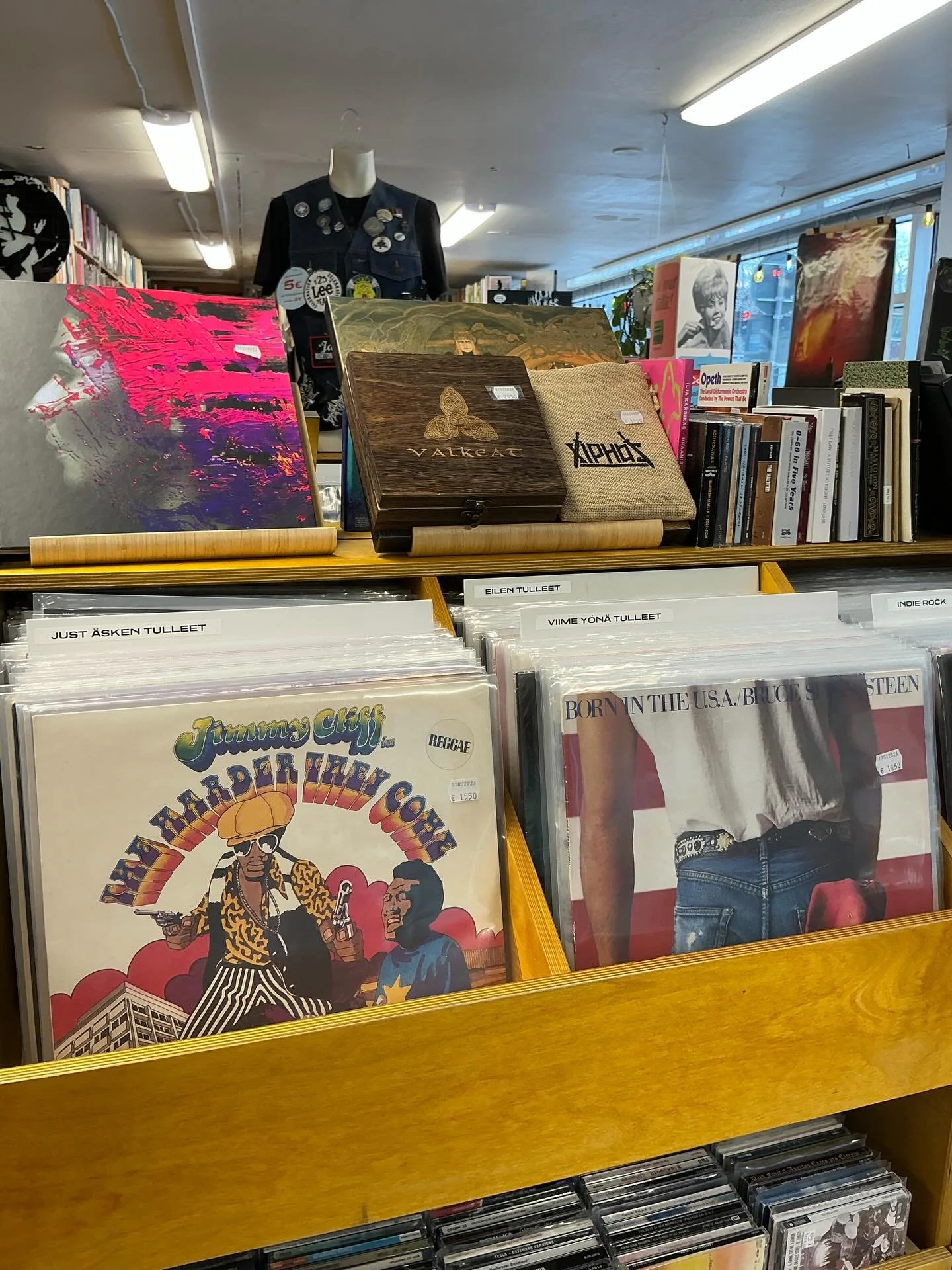 En k&auml;yt&auml; puhelinta ajaessani autoa. En puhu siihen, en tekstaa, en kirjoittele statusp&auml;ivityksi&auml;, en peukuttele kaverien somep&auml;ivityksi&auml;. Puhelin on taskussa ja auton ratti on k&auml;dess&auml;. Olen kokenut t&auml;m&aum