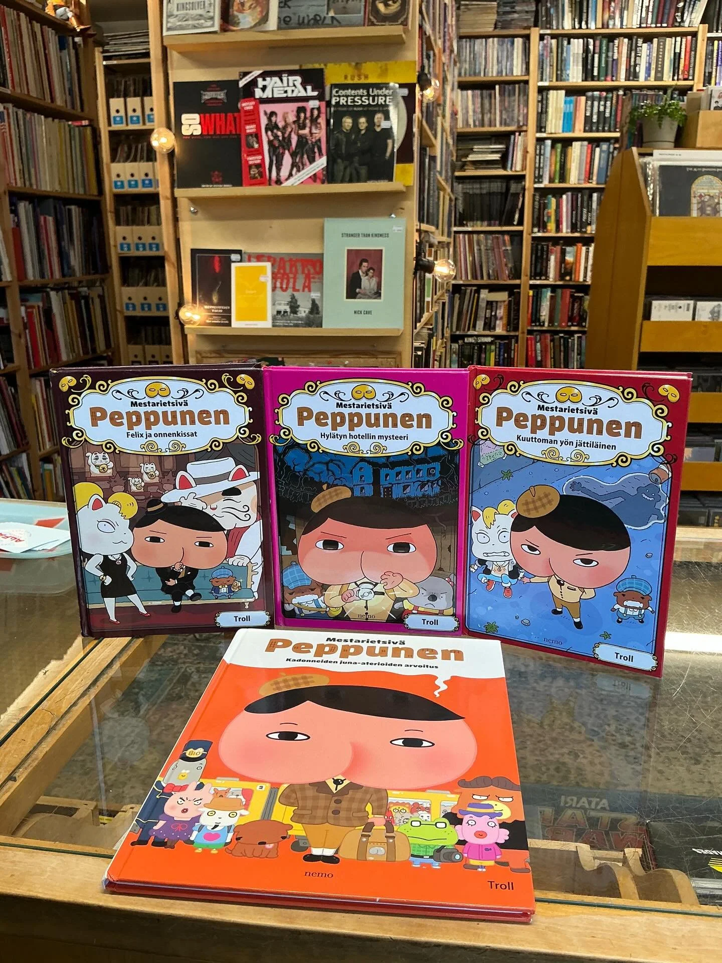 Toisinaan haaveilen, ett&auml; minulla olisi kantabaari. Sellainen, johon sis&auml;&auml;nastuessa henkil&ouml;kunta ja muut kantikset tervehtisiv&auml;t ja olisivat aidosti iloisia n&auml;hdess&auml;&auml;n minut.

Tuo on ehk&auml; jonkinlainen vanh