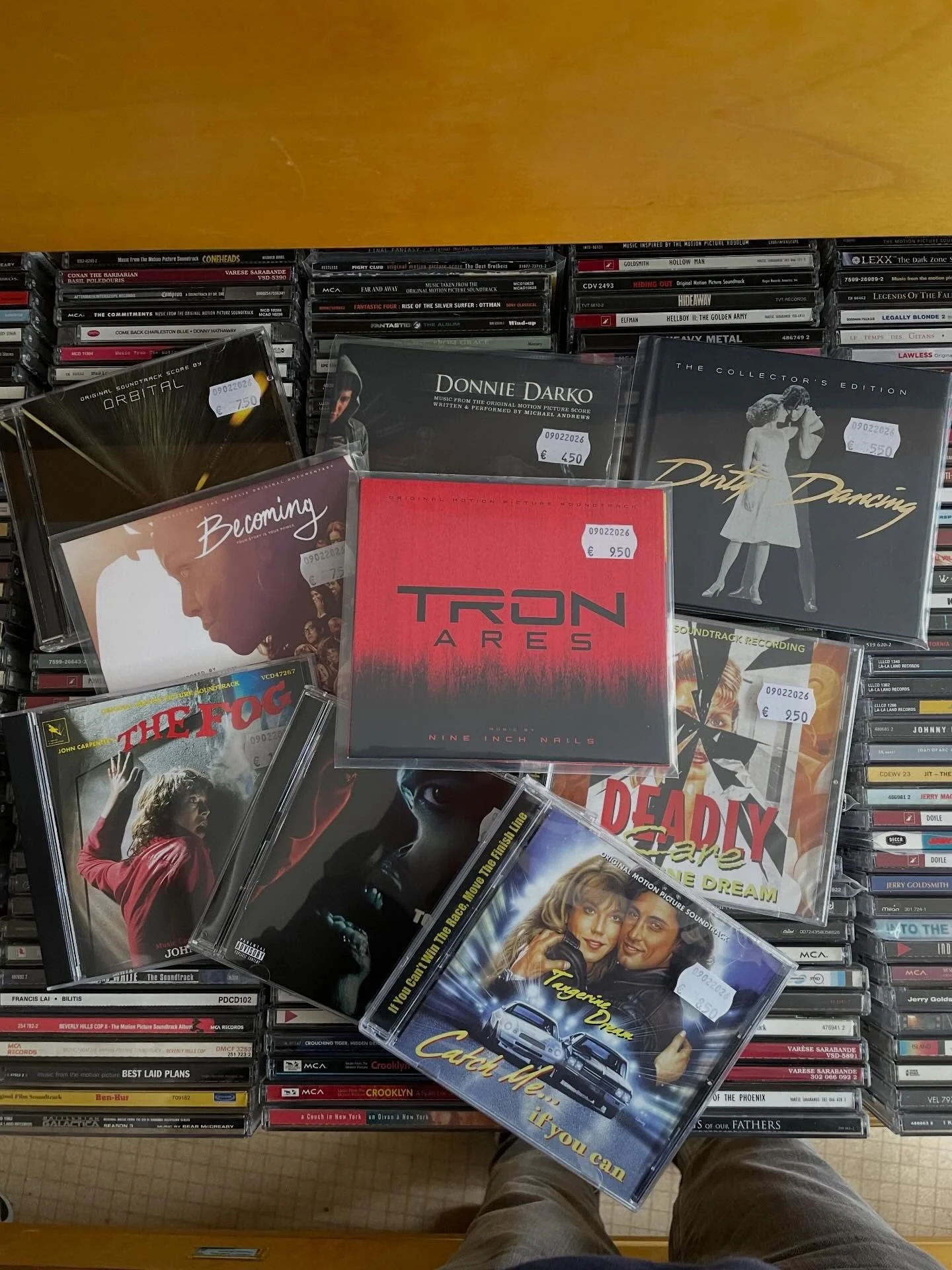 Kutsuimme Nightsatania lasermetal-b&auml;ndiksi, mutta kyll&auml;h&auml;n siin&auml; b&auml;ndiss&auml; oli lopulta kyse yht&auml; paljon rakkaudesta elokuvasoundtrackeihin kuin metalliin ja progeenkin. Menimme jopa niin pitk&auml;lle, ett&auml; teim