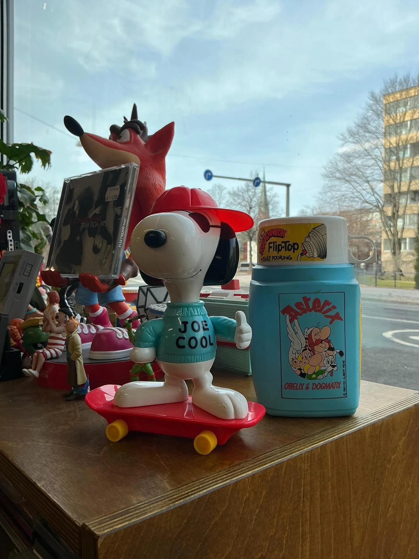 Hei, mull on liikeidea sulle! Ala myyd&auml; kirppiksell&auml; vintage-tavaroita, joiden v&auml;ritys on vaaleansininen ja/tai tomaatin punainen niin meik&auml; ostaa ne. Kuulostaako hyv&auml;lt&auml;? Rahantuloa ei voi est&auml;&auml;.

N&auml;m&aum