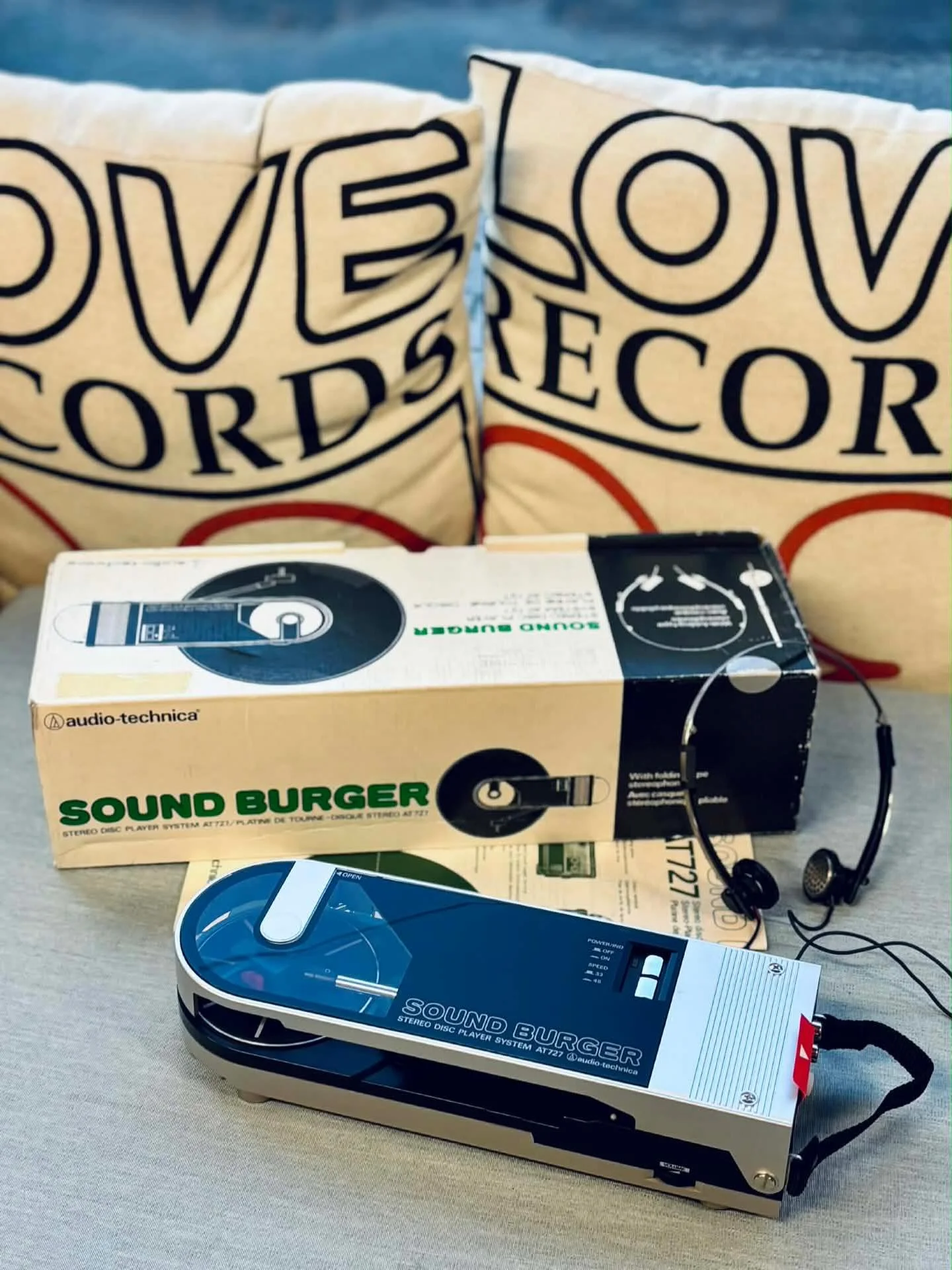 Joskus teini-i&auml;ss&auml; ostin Rauman Konepisteen loppuunmyynnist&auml; vihdoinkin ikioman levysoittimen.

Se maksoi 169 markkaa ja oli juuri hintansa tuntuinenkin. Muovinen, kevyt ja kaikin tavoin arveluttava. Sen design oli kuitenkin poikkeukse