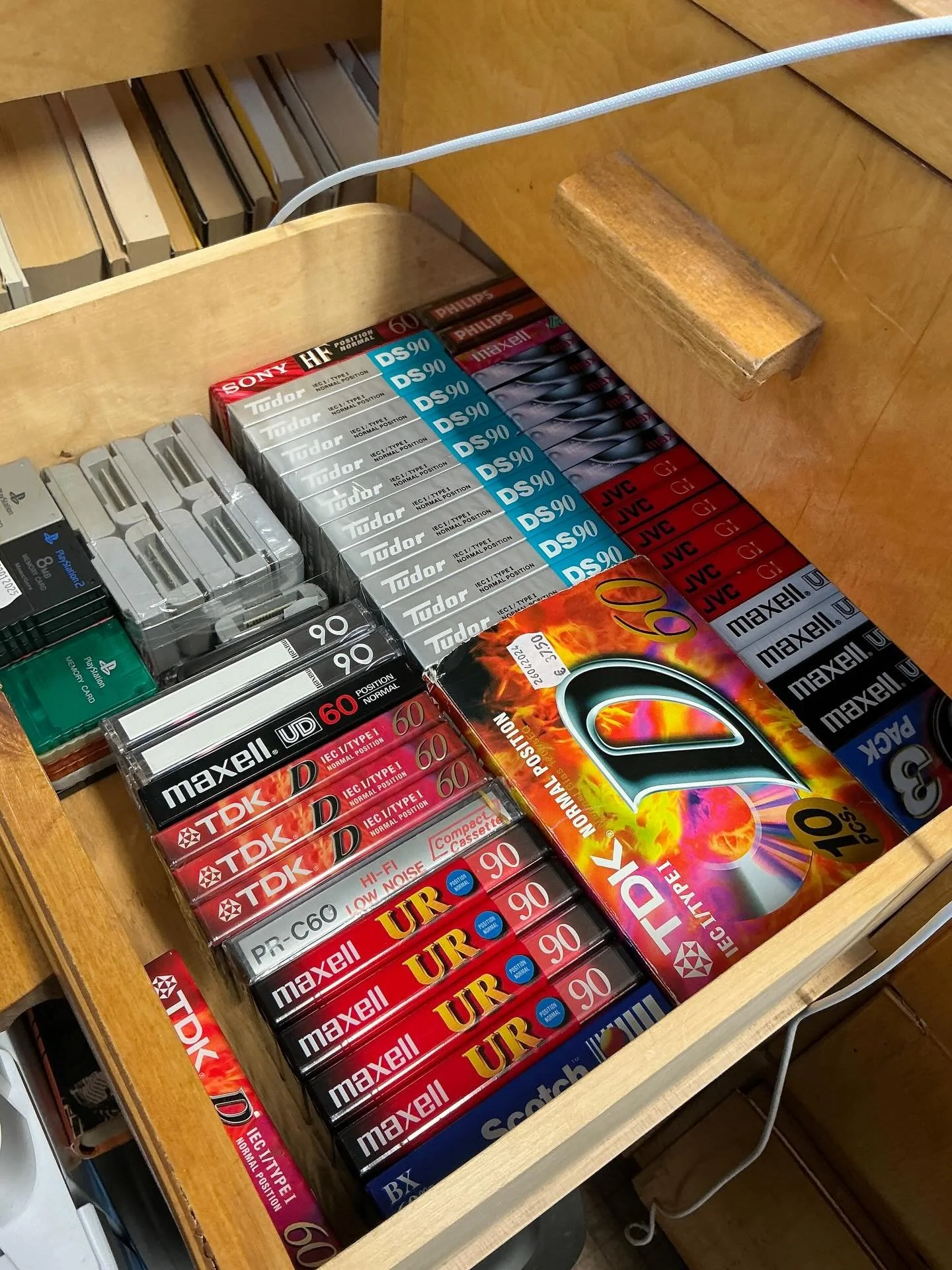 Emme mainosta t&auml;t&auml; juurikaan, mutta meilt&auml; l&ouml;ytyy valmiiksi &auml;&auml;nitettyjen kasettien lis&auml;ksi my&ouml;s tyhji&auml;, avaamattomia c-kasetteja melko hyv&auml; valikoima.

Se mainostamattomuus voi johtua siit&auml;, ett&