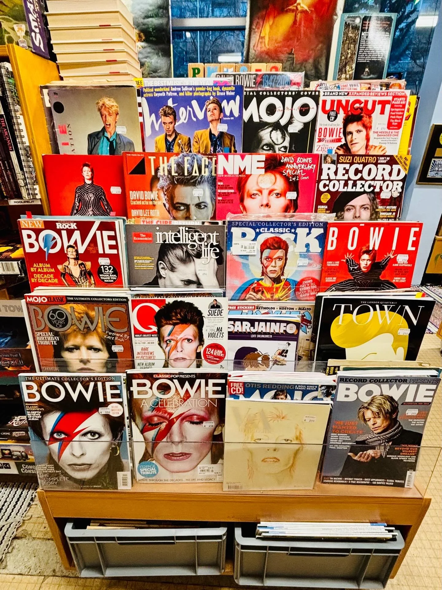 On olemassa teoria, jonka mukaan asiat t&auml;ll&auml; planeetalla alkoivat menn&auml; persiilleen David Bowien kuoleman my&ouml;t&auml;, kymmenen vuotta sitten. 

Trumpin presidenttiys, globaali pandemia, Ukrainan sota, Palestiinan kansanmurha ja ni