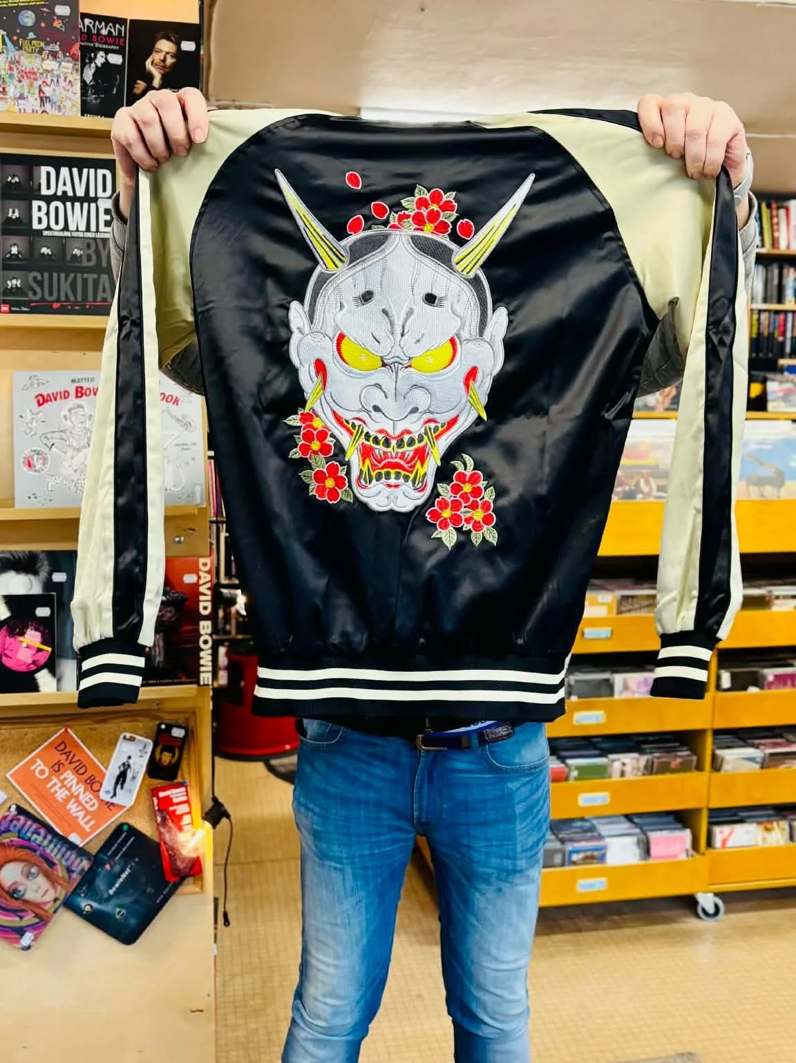 Sain yli kymmenen vuotta sitten kaverilta Osirisin valmistamat XBOX 360 -varsilenkkarit. H&auml;n oli ollut tuon konsolijulkaisun aikaan t&ouml;iss&auml; kodinkoneliikkeess&auml; ja saanut sellaiset promona.

Nuo keng&auml;t olivat todella hurjat. Su