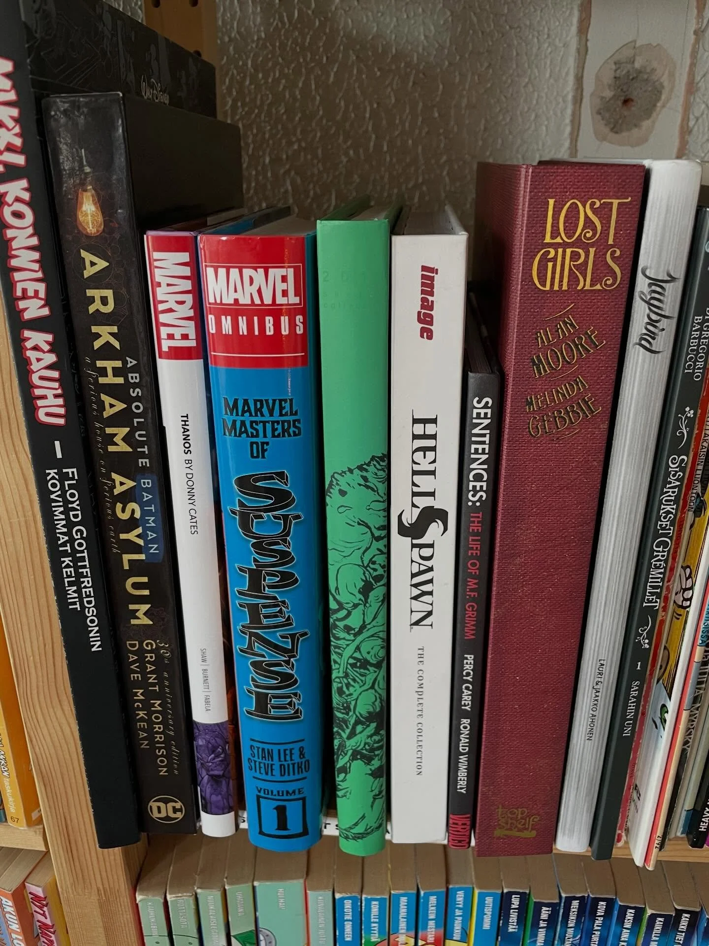 Ehk&auml; vuosi tai pari sitten, t&ouml;rm&auml;sin somefeediss&auml;ni New Yorkissa sijaitsevaan julisteiden restaurointiyritykseen ja j&auml;in koukkuun.

Jokaisessa heid&auml;n postauksessaan hyv&auml;ntuulinen viiksimies avaa isolle p&ouml;yd&aum