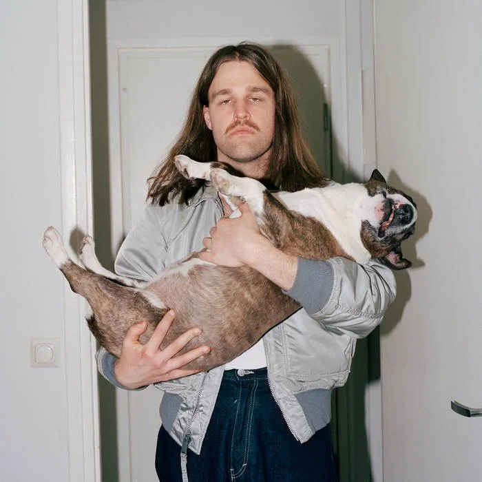 Musasuositus!!!

Yks p&auml;iv&auml; pari kolme viikkoa sitten istuin autossa odottamassa Annia kun radiosta tuli tosi hyv&auml;lt&auml; kuulostava biisi. V&auml;h&auml;n niinku kaikkia mun lempijuttuja olis sekoiteltu sopivassa suhteessa; Mac DeMarc