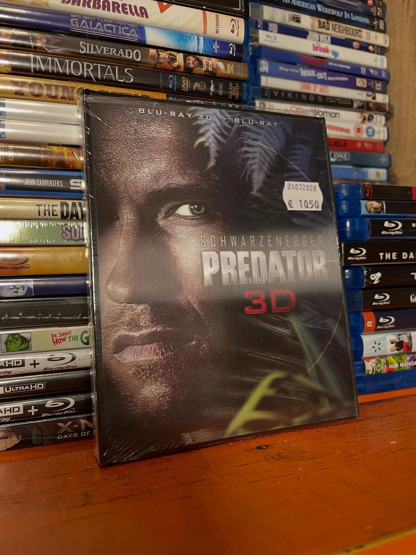 S&auml;&auml; voit mielest&auml;s olla siisti j&auml;b&auml;, mutt et kuitenkaan koskaan yht&auml; siisti j&auml;b&auml; ku Arnold t&auml;ss Predatorin 3D blurayn lenticular-kannessa. Tuo kansikuva siis n&auml;kyy toisesta suunnasta perus-Arskana ja 