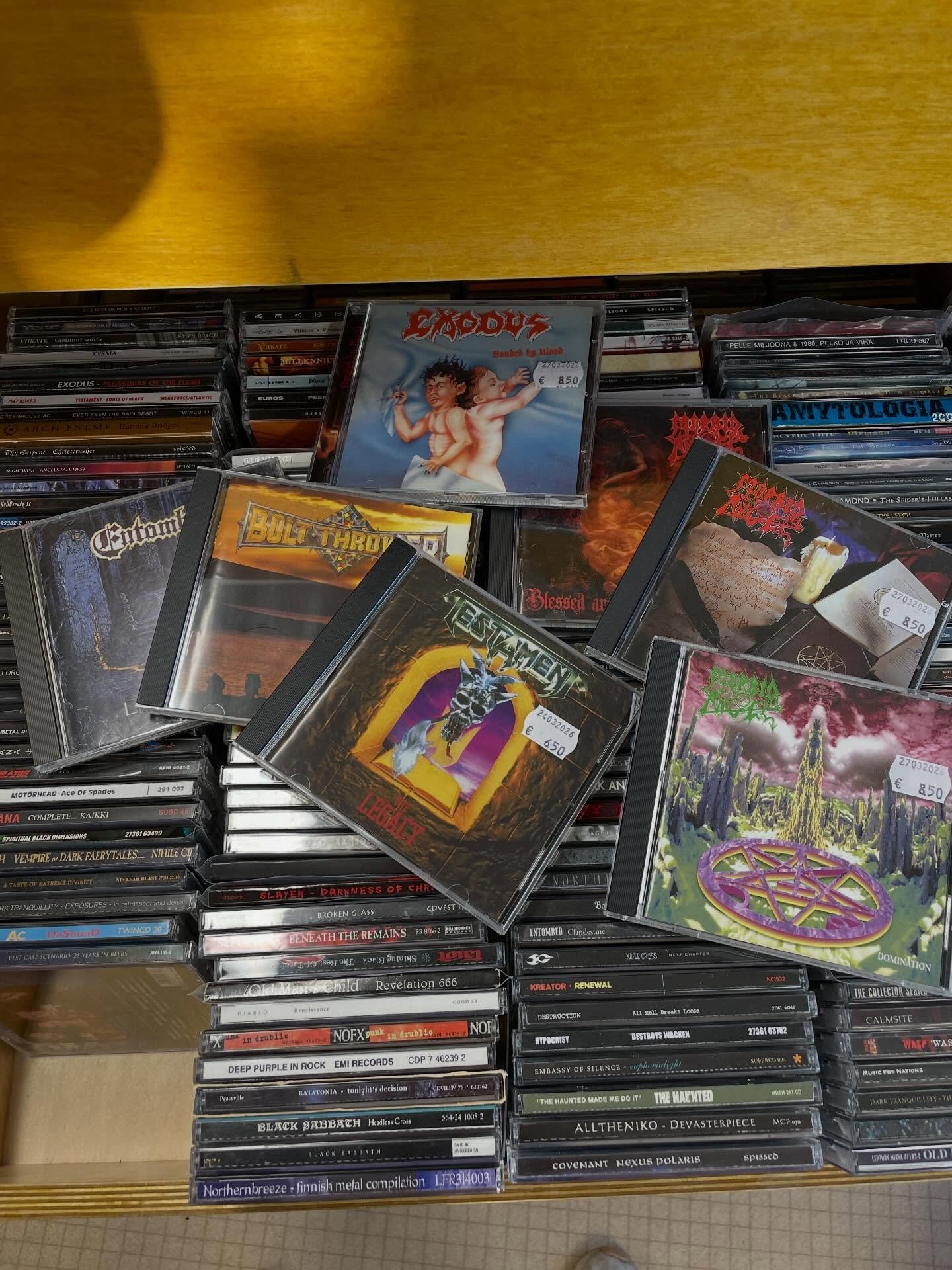 Mun eka cd-levy oli Red Hot Chili Peppersin Mother&rsquo;s Milk loppuvuodesta 1989. Siihen oikeastaan loppui ensimm&auml;inen vinyylin aikakausi omalta osaltani ja siirryin ostamaan ja kuuntelemaan p&auml;&auml;asiassa cd:it&auml;.

Kun py&ouml;ritim