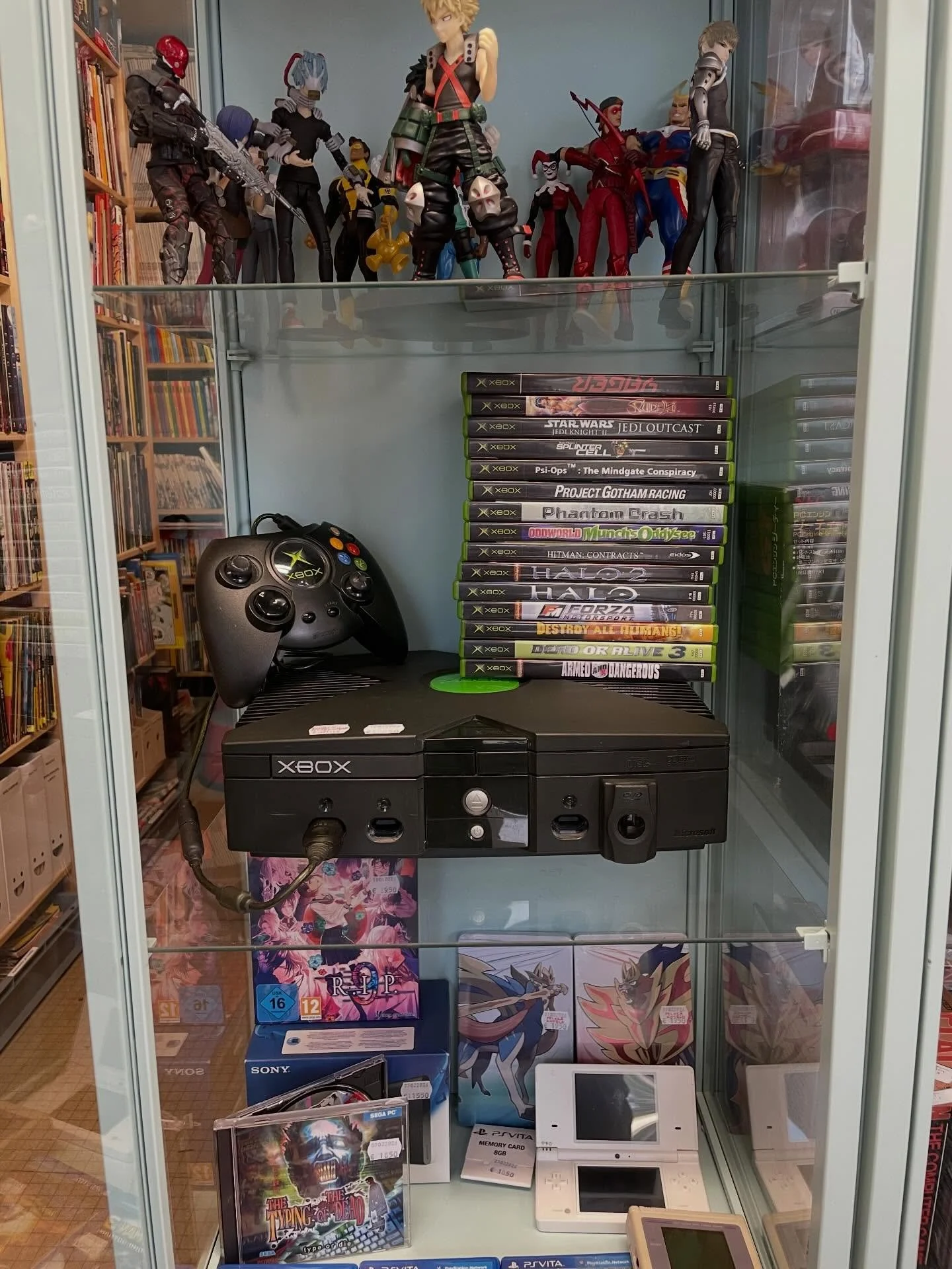 Amerikassa kaikki on suurempaa, my&ouml;s pelikonsolit.

Kun alkuper&auml;inen Microsoft XBOX julkaistiin, tuntui silt&auml;, kuin se olisi koottu Duploista kun muiden valmistajien pelikoneet oli koottu Legoista. Kaikilla tavoin kulmikkaan ja kolhon 