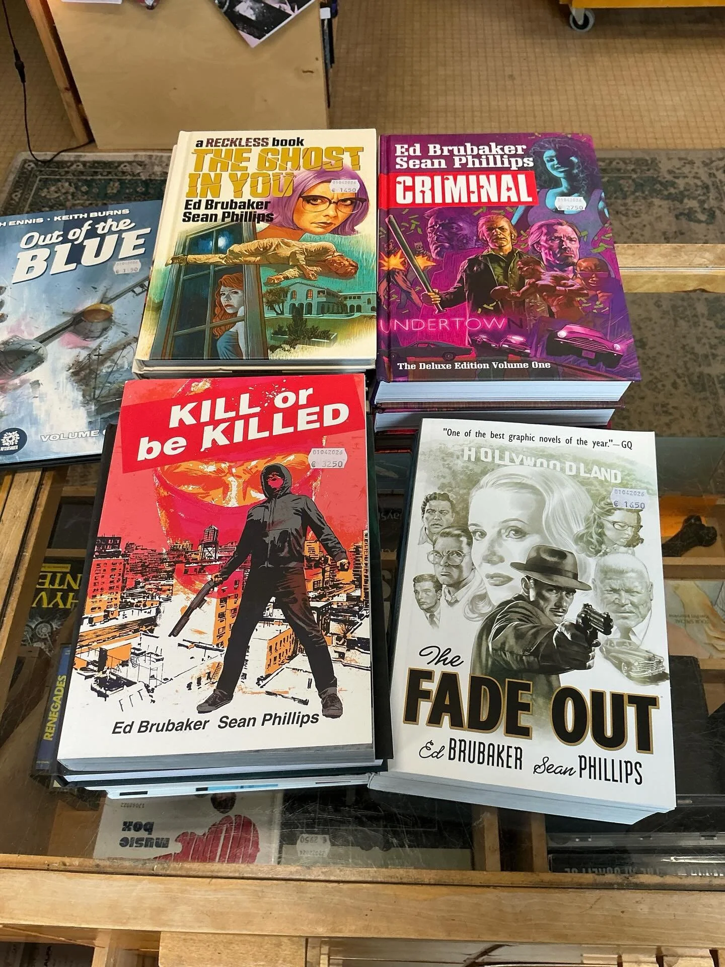 Kauppa ollut auki reilun tunnin ja siin&auml; ajassa meill&auml; on k&auml;ynyt jo viisi kestokassimiest&auml; (yksi niist&auml; oli kyll&auml; kestokassinainen).

Loppup&auml;iv&auml;n voiskin sit keskitty&auml; myymiseen. Curtis Mayfield soi ja aur