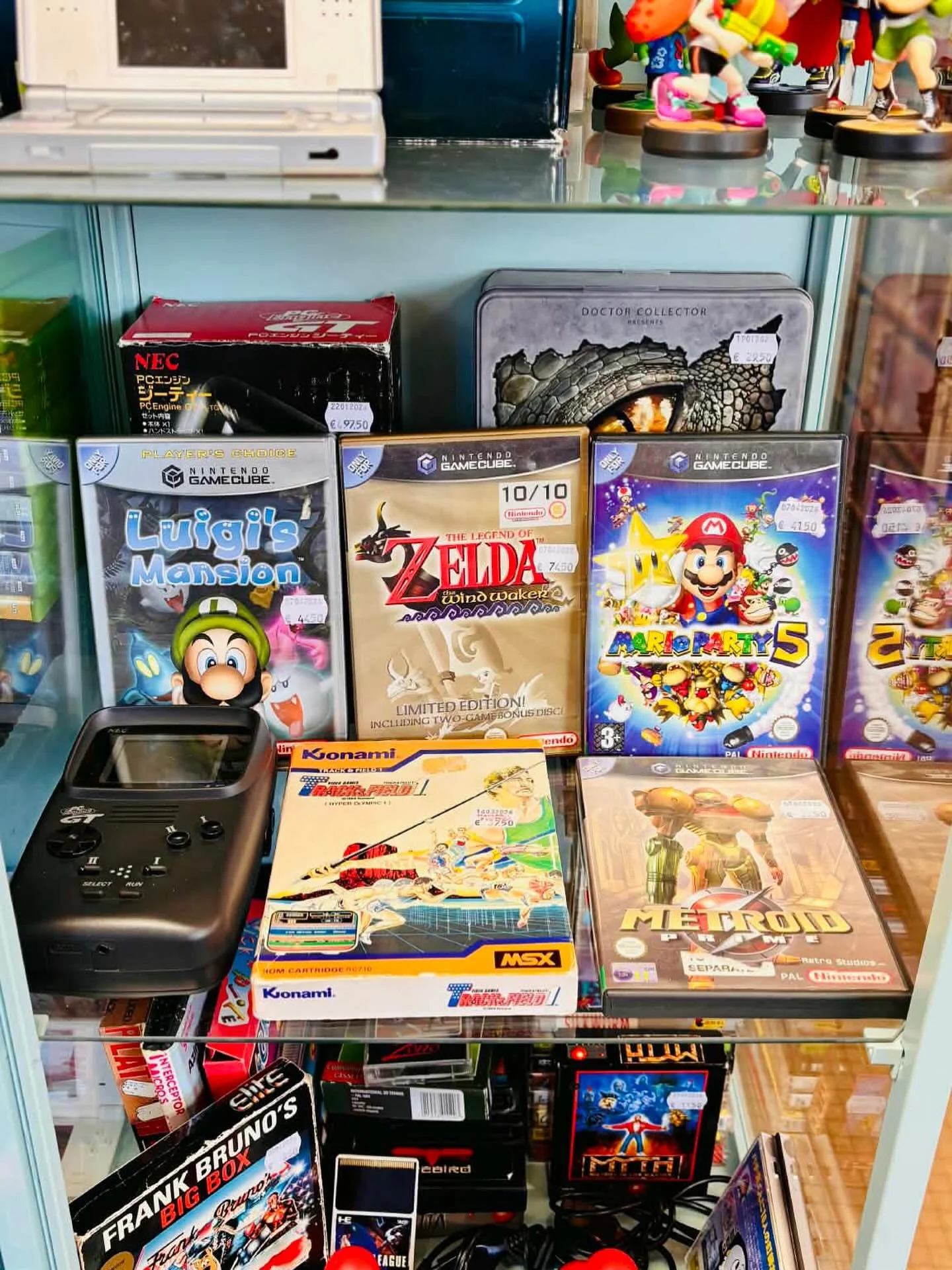 Vuosia olin varautunut siihen, ett&auml; jos joku her&auml;tt&auml;&auml; minut keskell&auml; y&ouml;t&auml; ja kysyy lempib&auml;ndi&auml;ni, vastaan kuuluvalla &auml;&auml;nell&auml;: &rdquo;PIXIES!!!&rdquo;

Nyttemmin on k&auml;ynyt selv&auml;ksi,