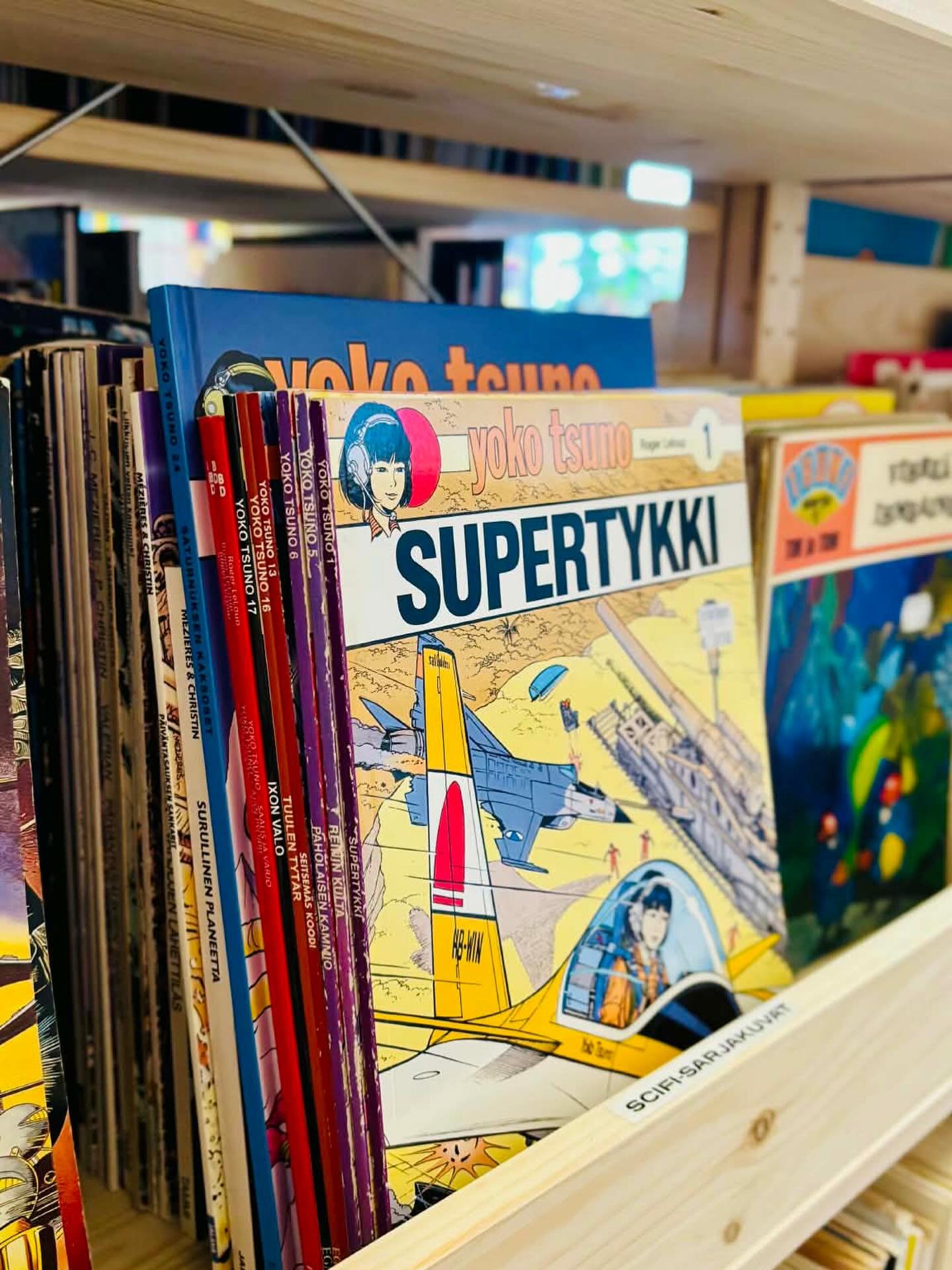 Kuten alkuviikolla kerroin, tietyt sarjakuvat ja kirjat ovat huvenneet meid&auml;nkin varastoistamme hyvin v&auml;hiin, johtuen siit&auml;, ett&auml; nykyisin niit&auml; on niin paljon helpompi l&ouml;yt&auml;&auml; ja ostaa meilt&auml;.

Sarjakuvia,