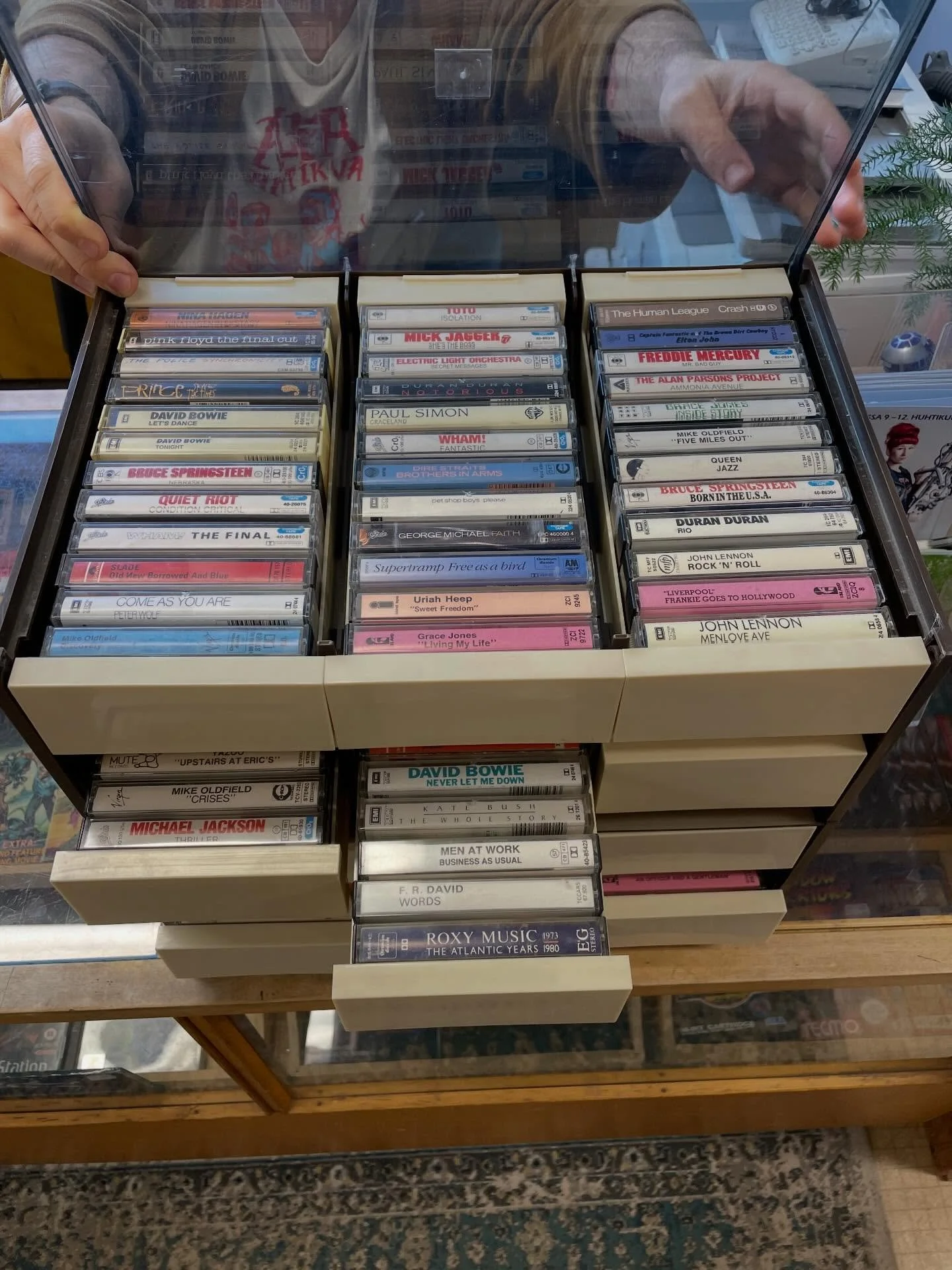 Monet levydivarit ovat saaneet alkunsa siten, ett&auml; divarinomistaja pist&auml;&auml; oman levykokoelmansa alkup&auml;&auml;omaksi. Itse uhrasin kasetit. 

Oman Alfa-urani alkuvaiheessa tunsin toisinaan tarvetta saada kaupalle houkuttelevia tavara