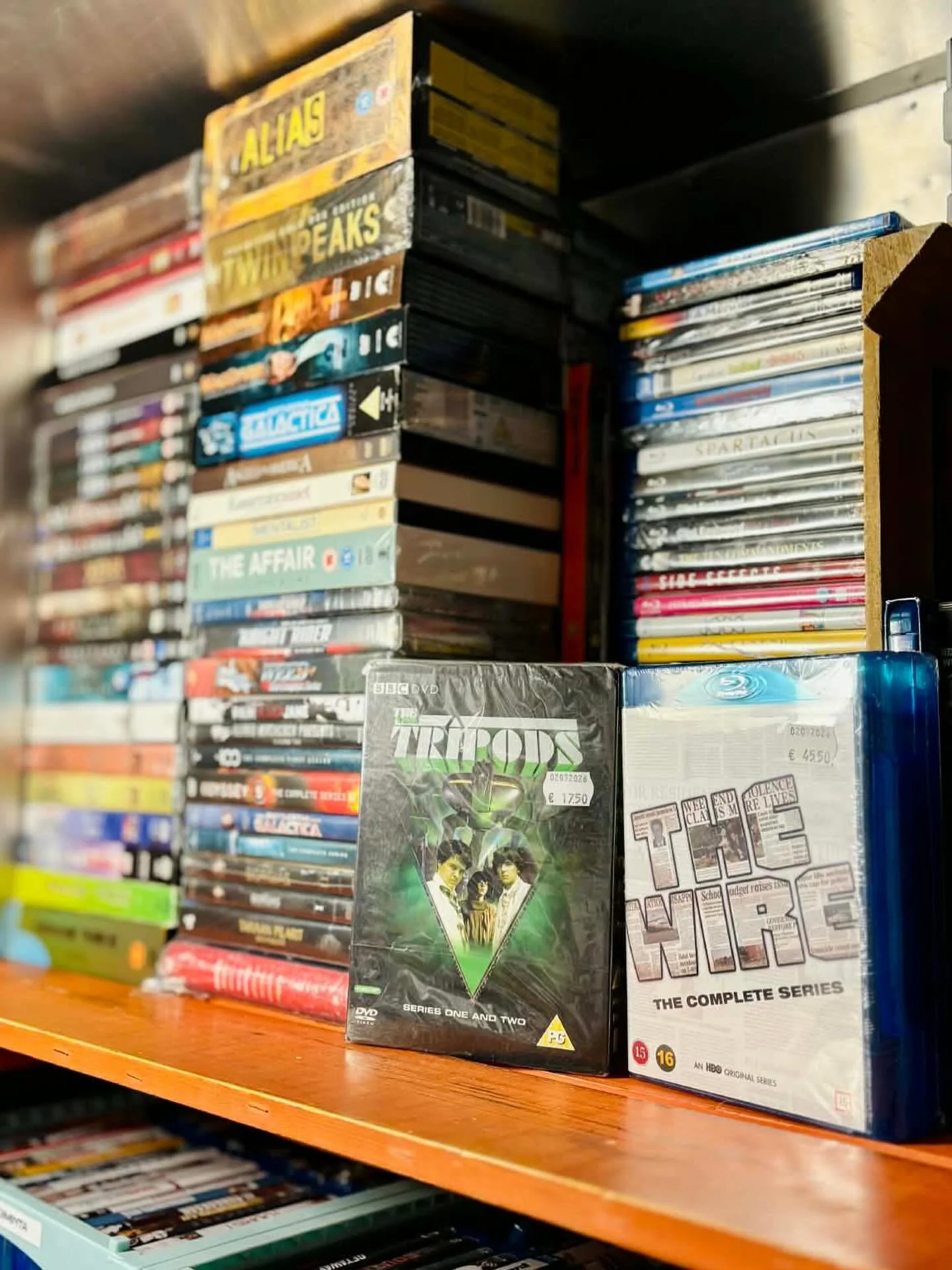 Kun eilen sanoin, ett&auml; ostimme ISON satsin dvd:t&auml; ja blurayt&auml;, niin tarkoitin todella ISOA.

Eilen iltap&auml;iv&auml;st&auml; laitoimme hemmetin hyv&auml;&auml; leffaa pari kassillista esille ja se pelasti p&auml;iv&auml;myyntimme. Ki
