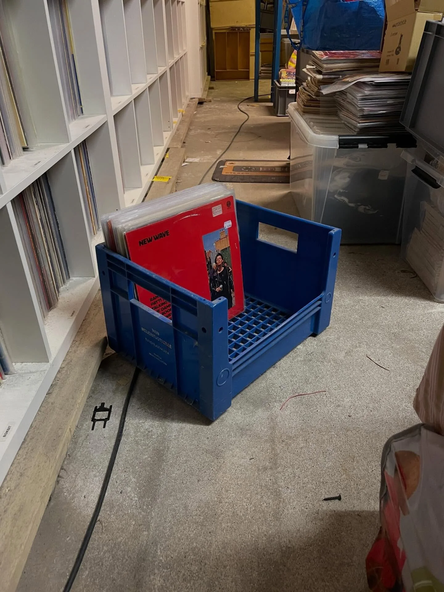Hiphop ja ehk&auml; jossain m&auml;&auml;rin my&ouml;s dj-piireiss&auml; on olemassa englanninkielinen termi &rdquo;digging the crates&rdquo; tai &rdquo;crate digging&rdquo;, joka viittaa levylaatikkojen penkomiseen.

Monille hiphop-tuottajille tuo h