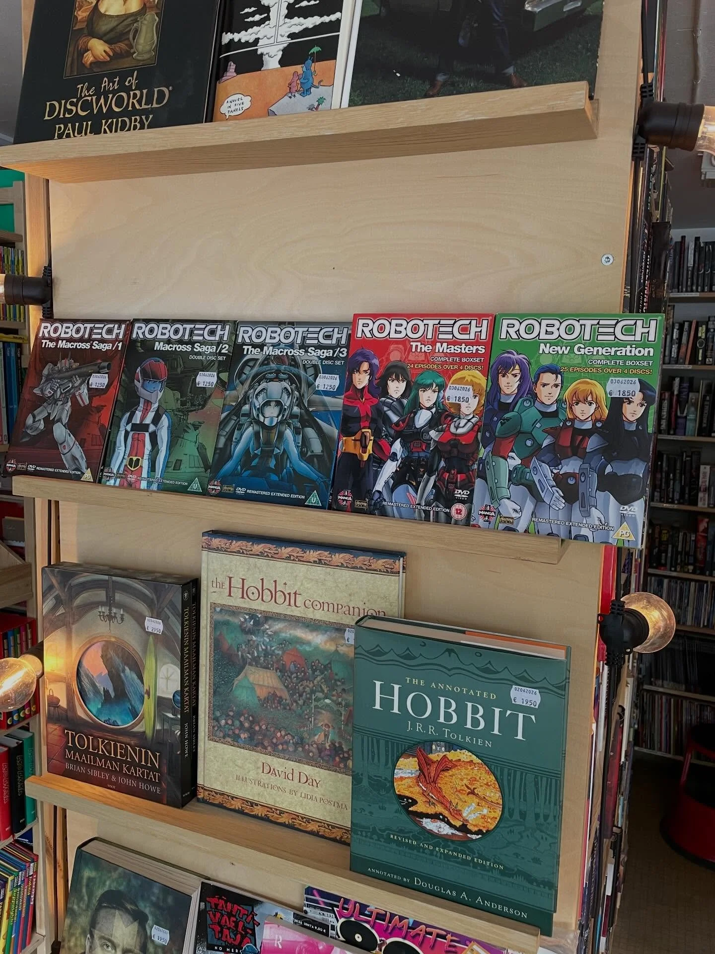 En voi sanoa olevani animen asiantuntija. 90-luvulla kun Manga Enterprises alkoi julkaista genren isoimpia leffoja VHS-kaseteilla, minulla oli jonkinlainen pieni kokoelma, jota katselin. Noita VHS-leffojakin mets&auml;stettiin Kukunoria my&ouml;ten j