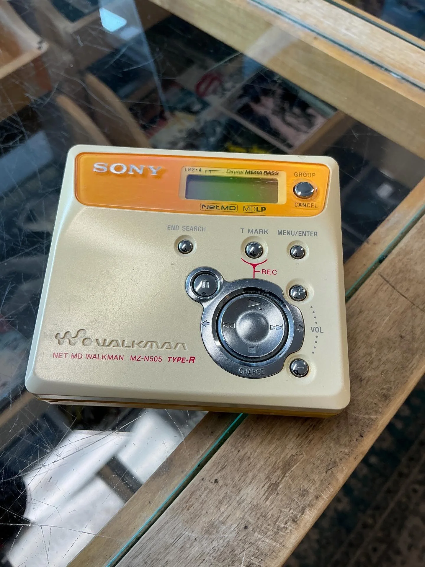 Hei, sin&auml; joka soitit t&auml;n&auml;&auml;n ja kyselit Minidisc-soittimia. K&auml;vin varastolla ja sielt&auml; l&ouml;ytyi sek&auml; kuvan pieni ja s&ouml;p&ouml; keltainen kannettava malli, ett&auml; Sonyn iso &rdquo;r&auml;kkimalli&rdquo;. 

