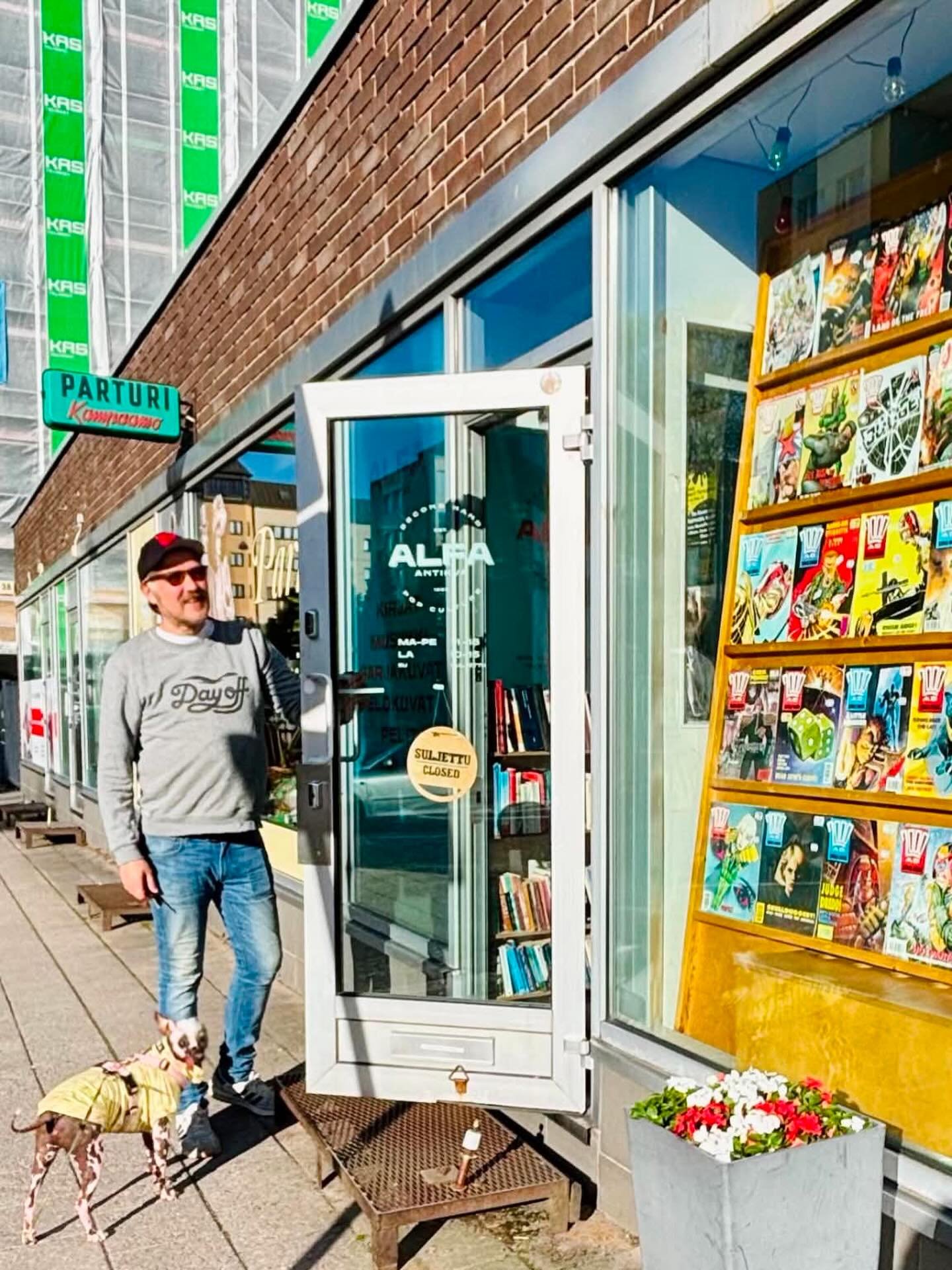 Nuorempana kun tein freelancerina t&ouml;it&auml; sinne t&auml;nne ja tulovirta muodostui pikkupuroista, satanen t&auml;&auml;lt&auml; ja toinen tuolta, haaveilin usein olevani t&ouml;iss&auml; jossain tehtaassa. 

Ajattelin, ett&auml; kellokortilla 