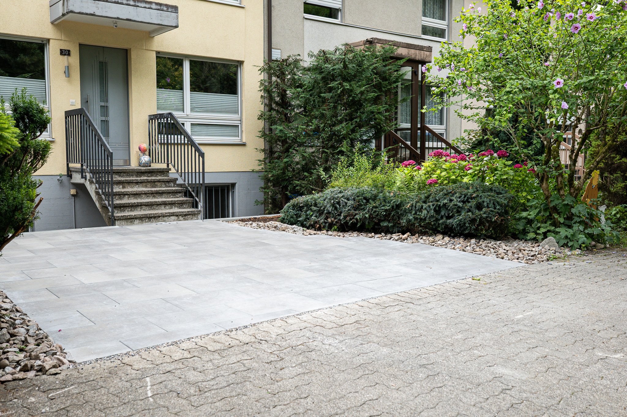 Neuer Vorplatz in Aesch