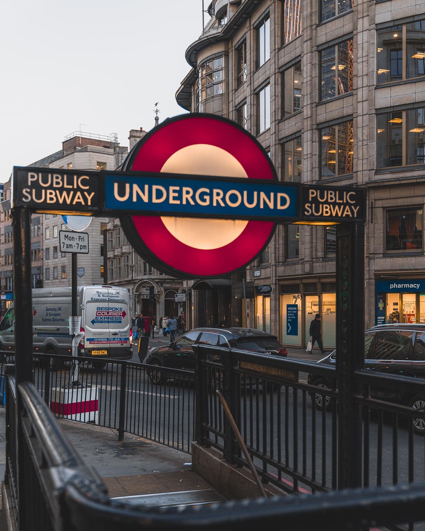 Underground sign.

Camera: Sony A7Riii @sony.unitedkingdom 
Lens: Sony 24-70mm f/2.8

#streetphotography #creativeoptic #dof_addicts #opticalwander #london #travelphotography #nightshooters #streetphotographylondon #cityscapes #madewithlightroom #vis