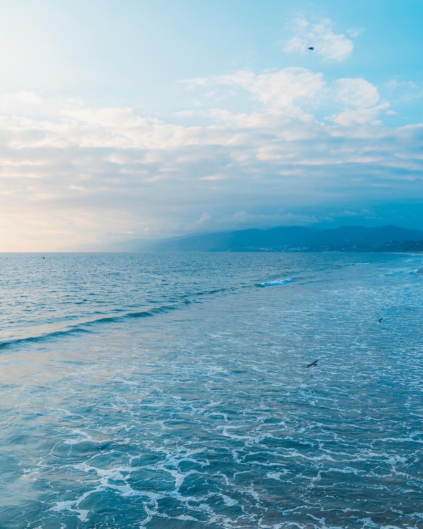 Beach evening in Santa Monica.

Camera: Sony A7R III
Lens: Sony 24-70mm f/2.8

#beachphotography 
#santamonica 
#sunsetphotography 
#travelphotography 
#losangeles 
#laphotographer 
#landscapephotographer 
#sunsets
#sonyalpha 
#sonyphotographer