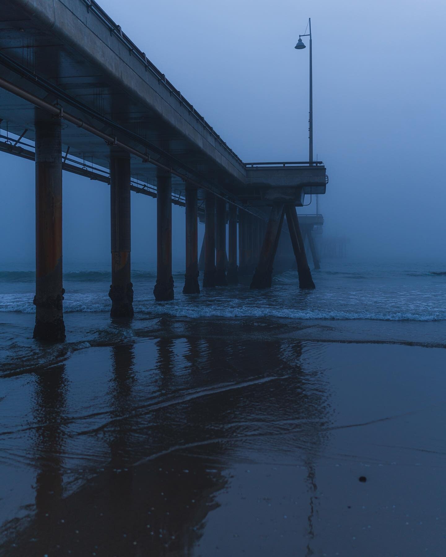 Moody and cold at Venice Beach.

Camera: Sony A7Riii @sonyalpha
Lens: Sigma 35mm f/1.4 DG DN Art

#shotsdelight #sonyimages #beachphotography 
#creativeoptic #eclectic_shotz #visualambassadors #losangelesphotography #moodygrams #stayandwander #agameo