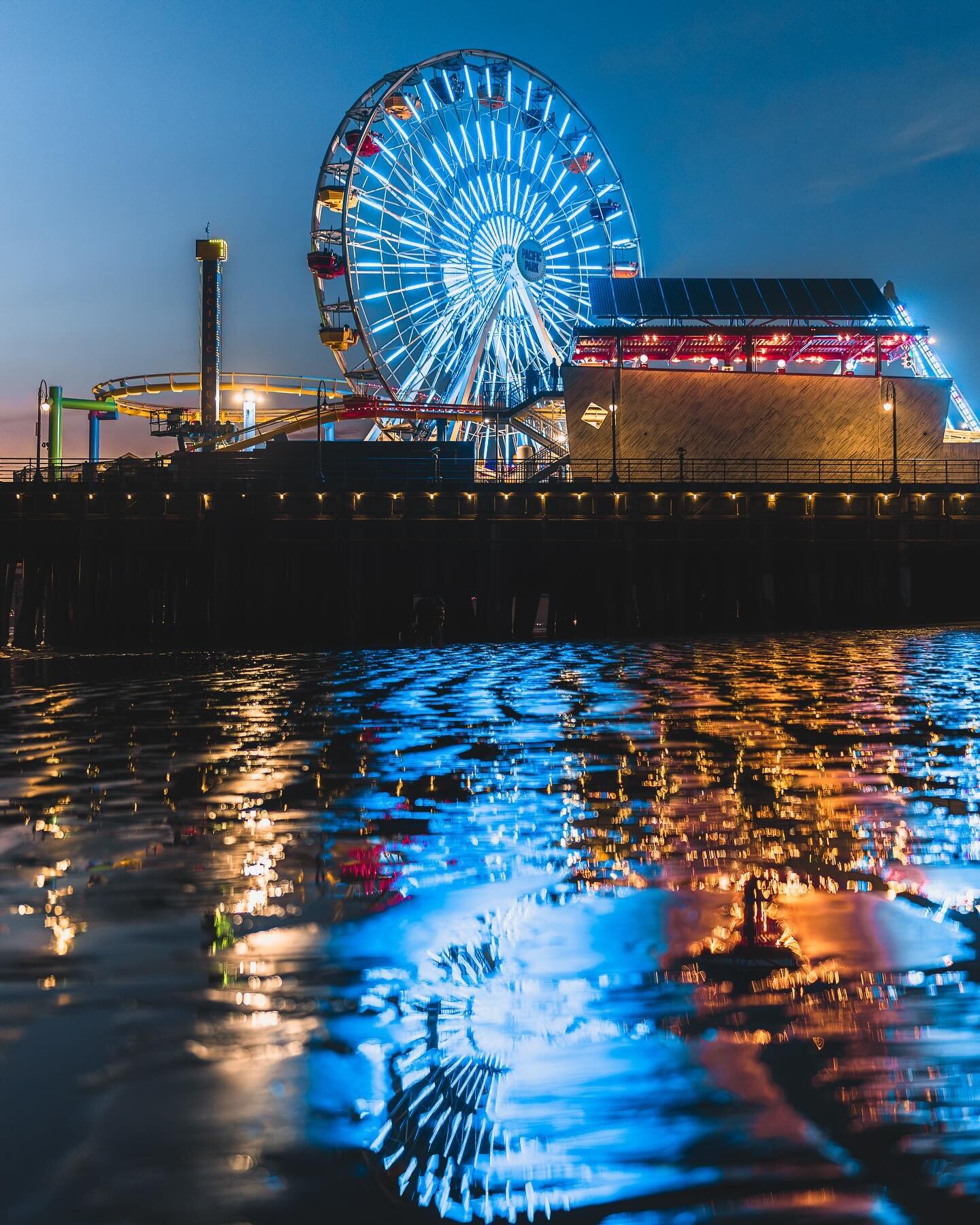 Nighttime at the Santa Monica Pier.

Camera: Sony A7Riii @sony.unitedkingdom 
Lens: Sigma 35mm f/1.4 DG DN

#losangelesphotographer 
#beachphotography 
#creativeoptic 
#dof_addicts 
#opticalwander 
#losangeles 
#travelphotography 
#sonyalpha 
#moodye