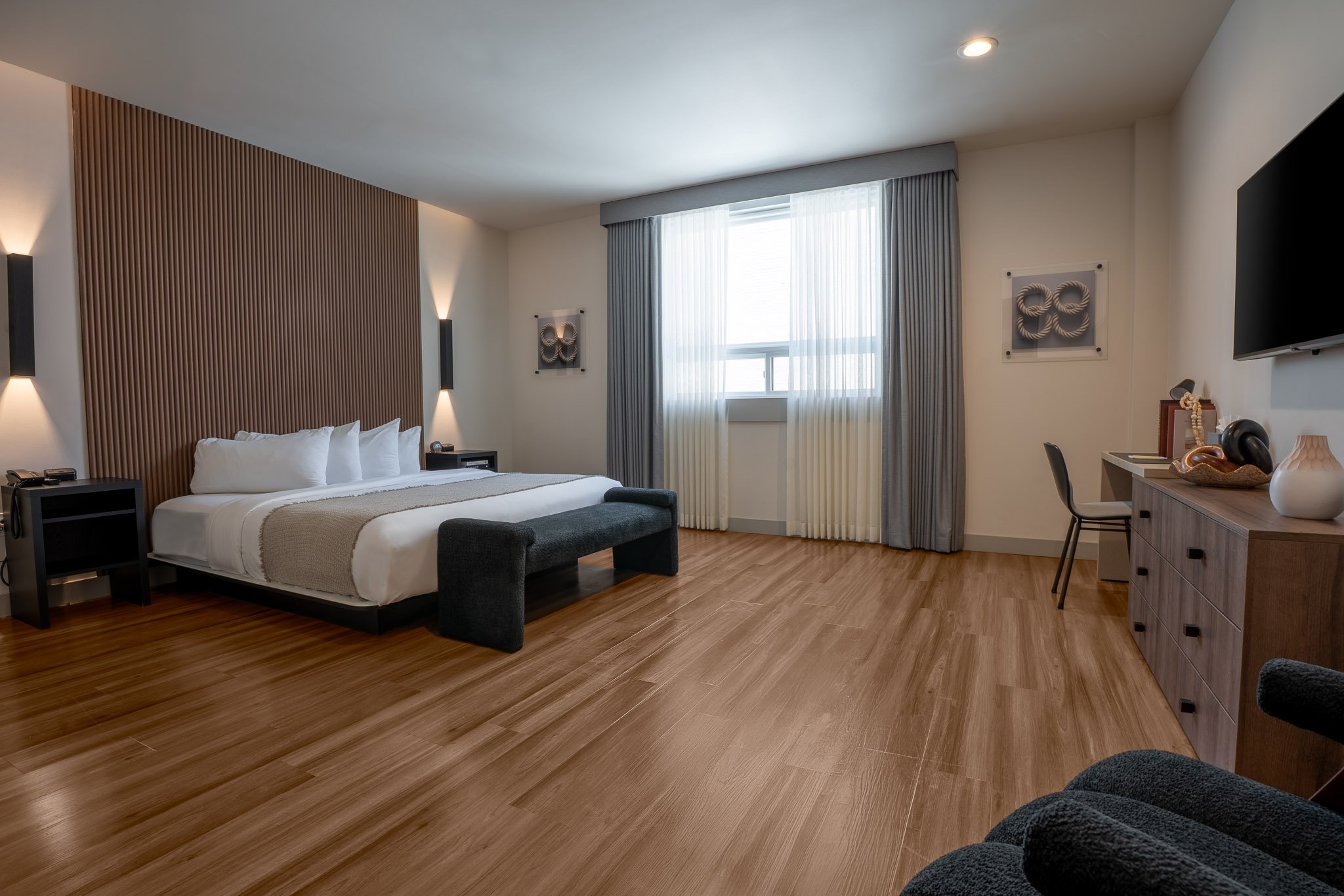 Spacious, deluxe hotel room with a TV, large bed at the Kins Hotel in Los Angeles