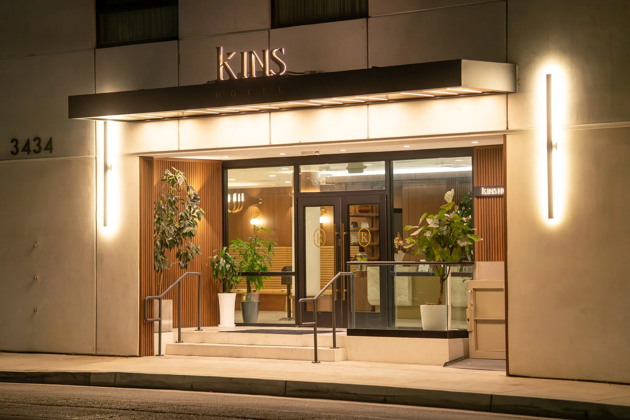 Night view of the Kins Hotel entrance in Los Angeles