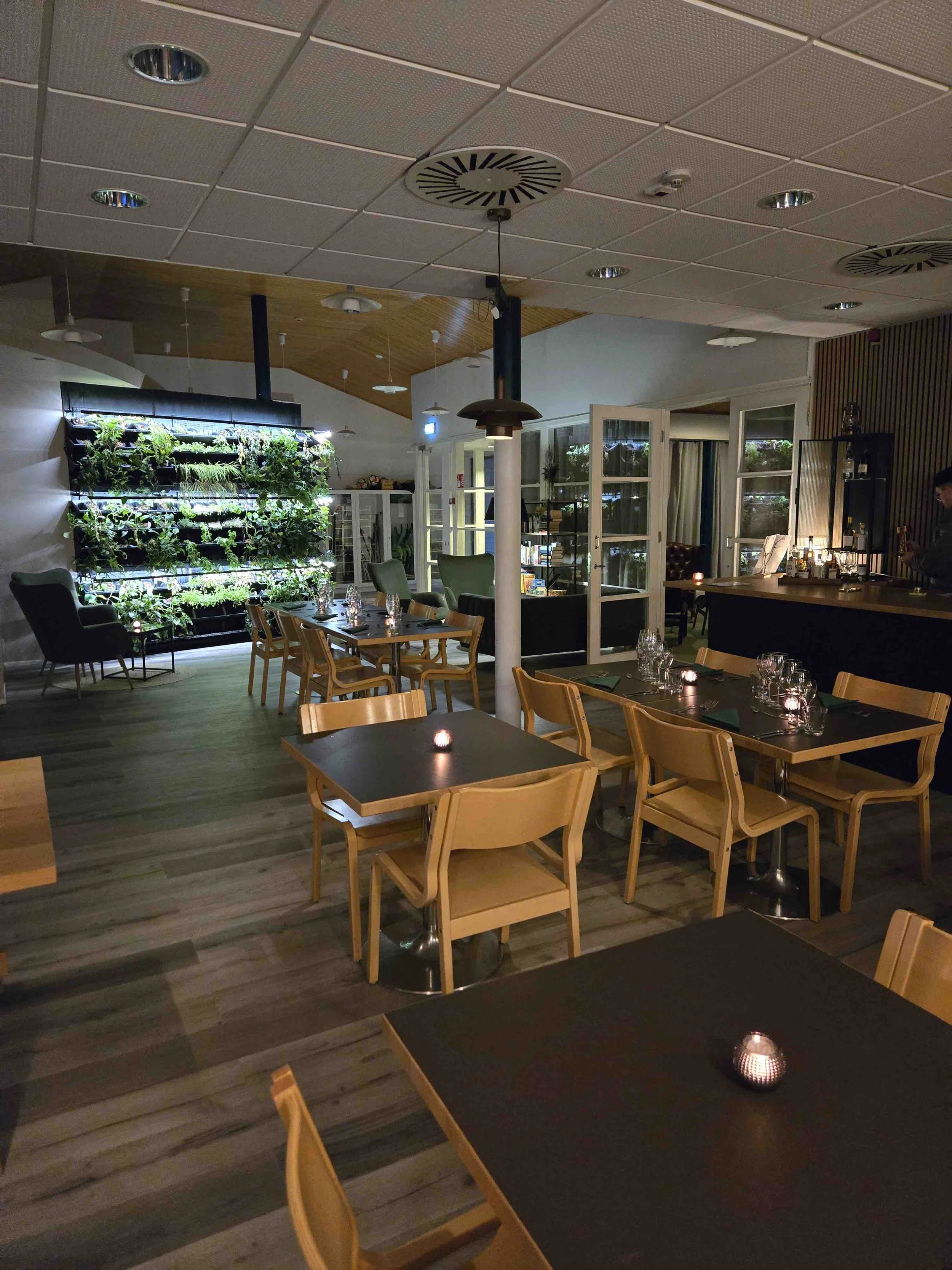Polku Bistro, ravintola Nuuksiossa Polku Hotelissa