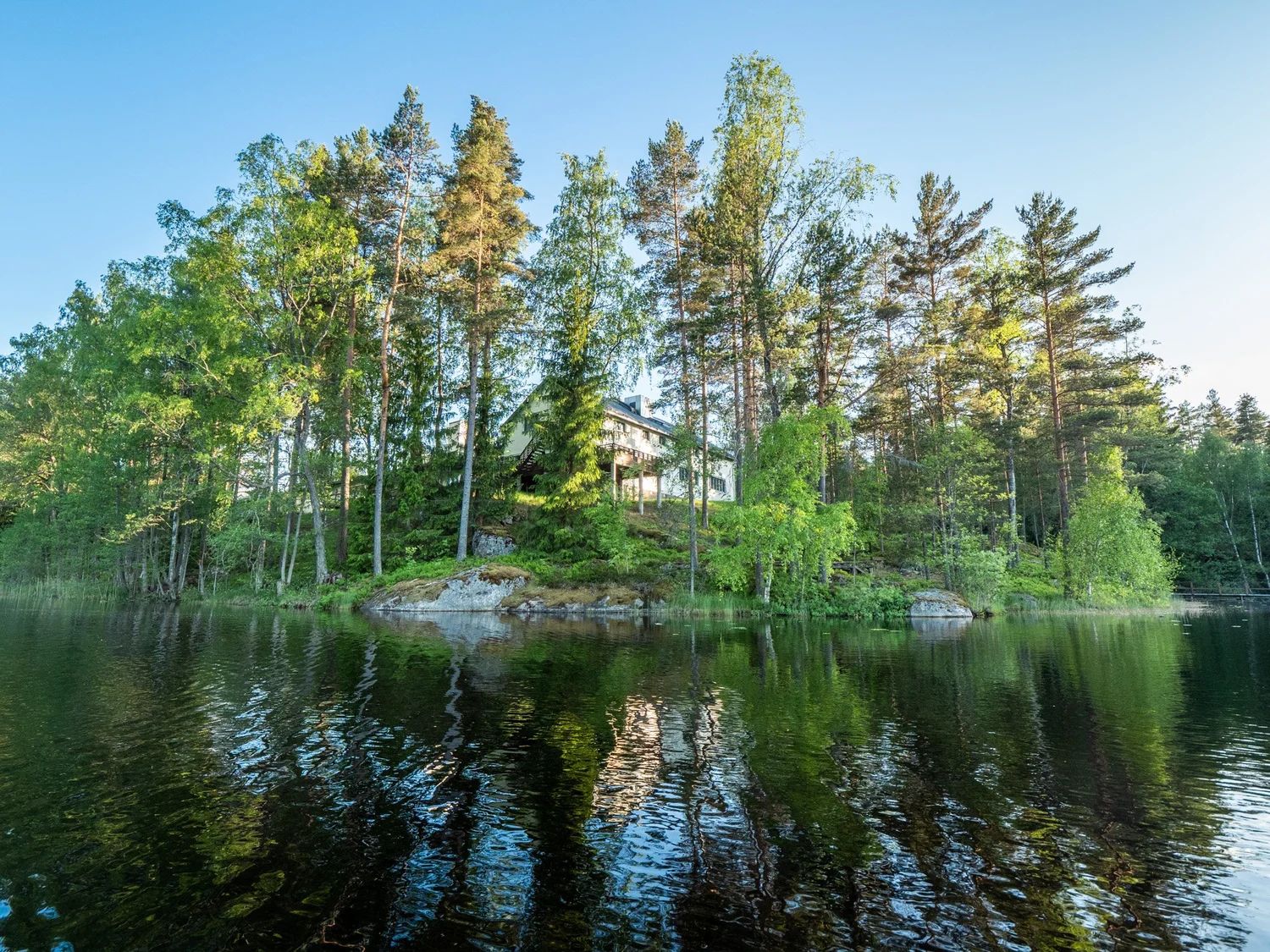 Polku Resort Hotel Kurjolammen takaa kuvattuna Nuuksiossa