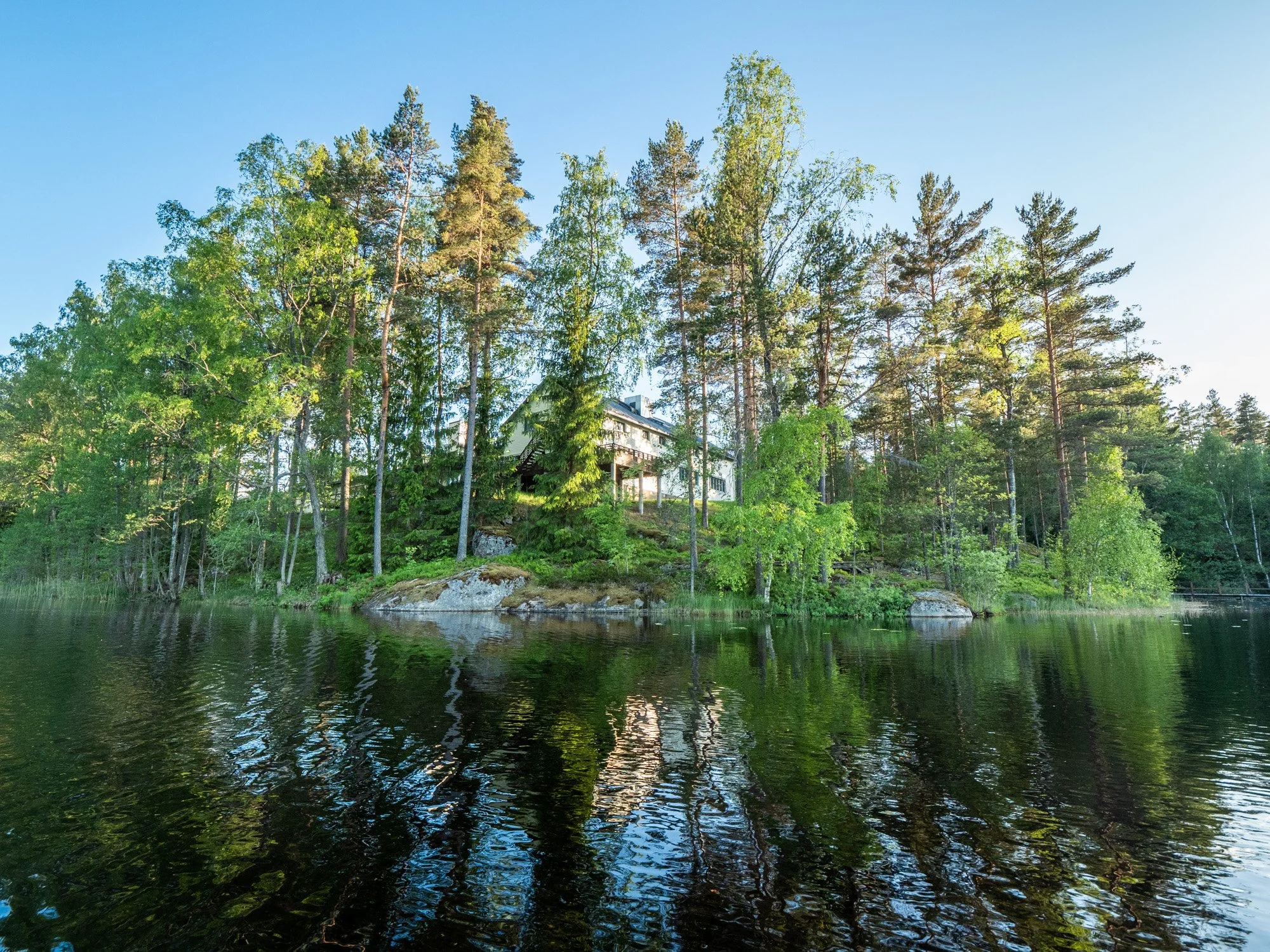Polku Resort Hotel kuvattuna Kurjolammen takaa Nuuksion kansallispuistossa