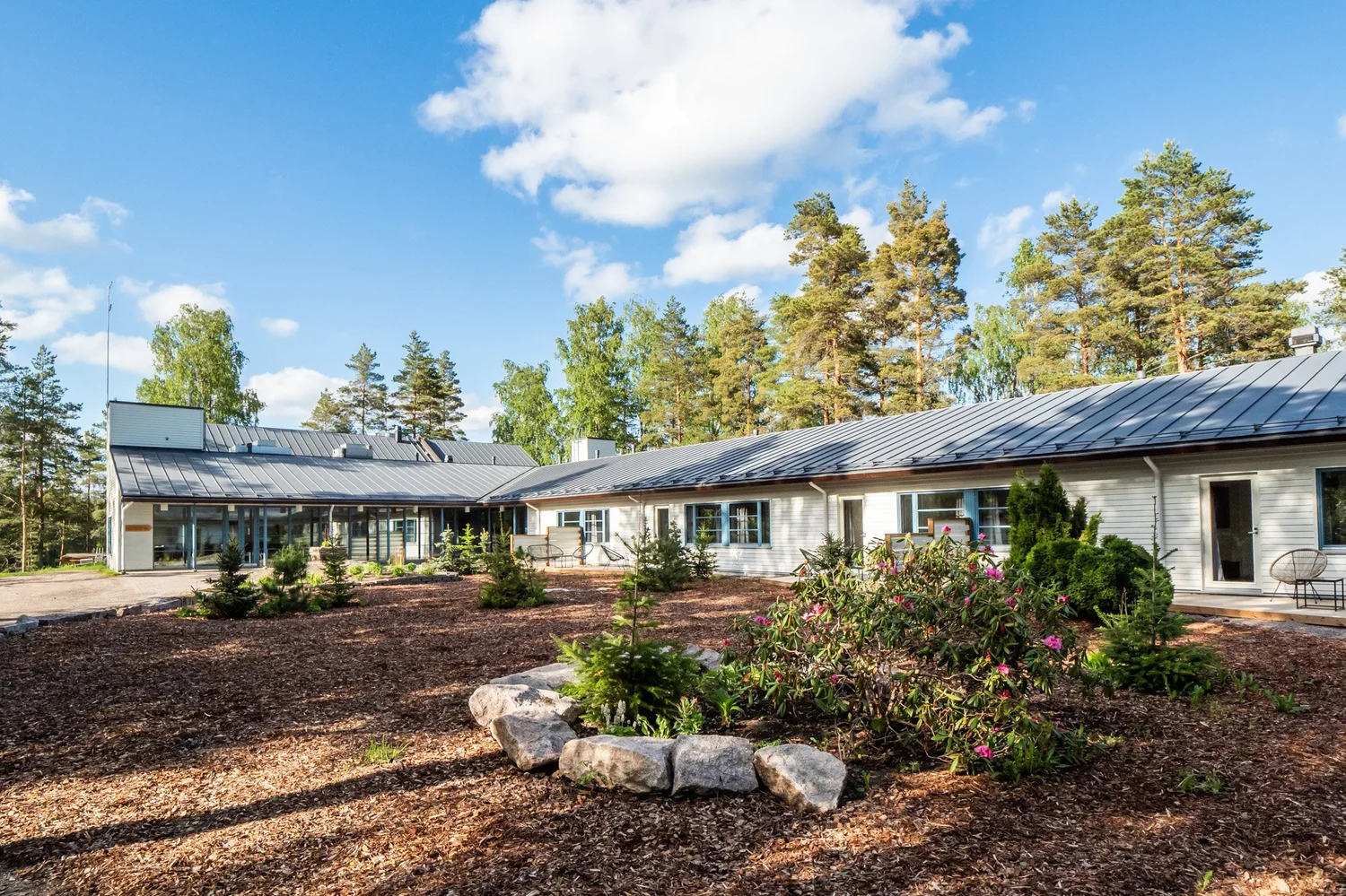 Polku Bistron tunnelmaa Nuuksiossa