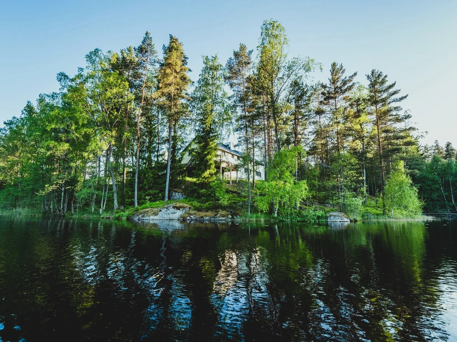Polku Hotelli järveltä kuvattuna