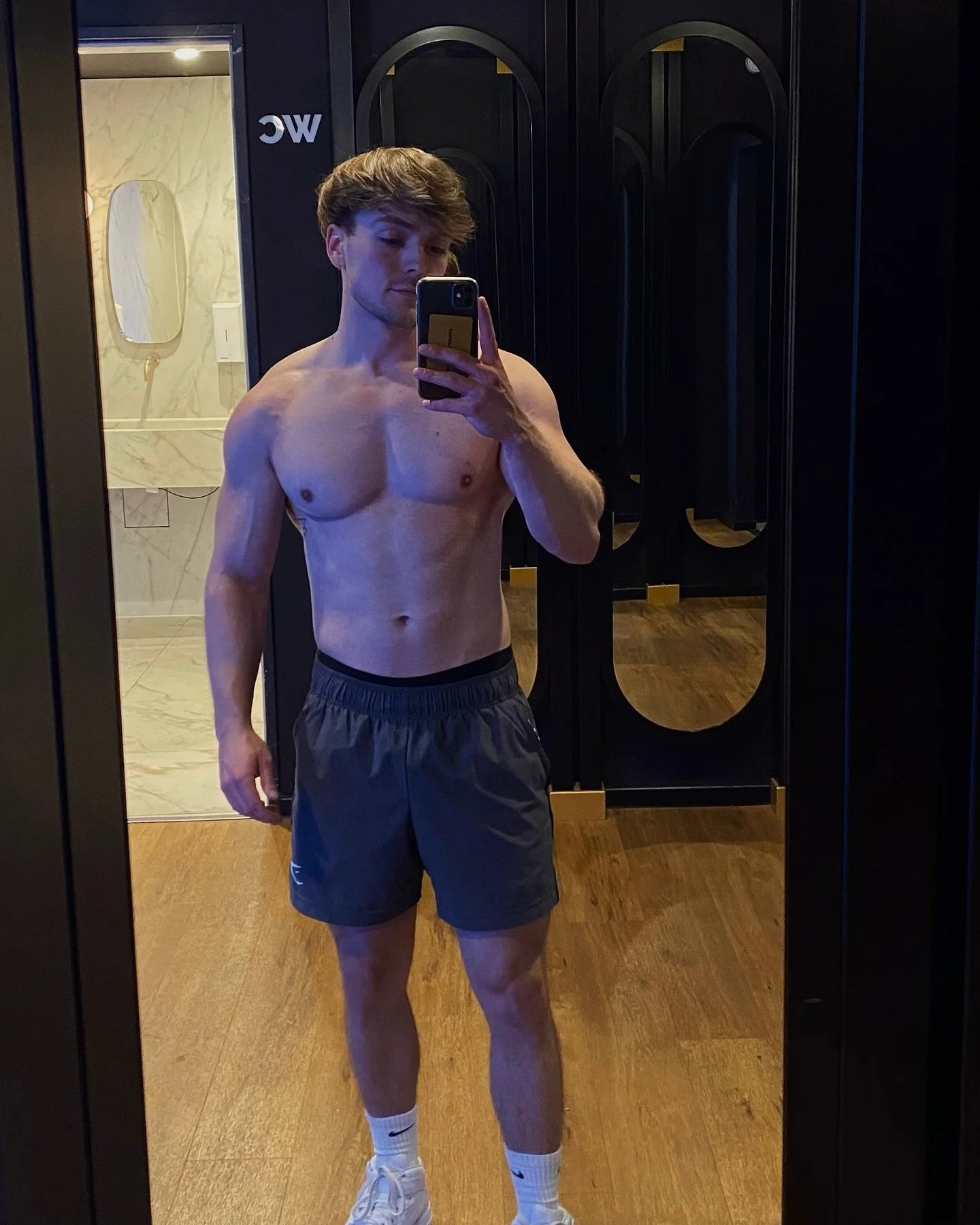 Pre-Christmas form&hellip; 🍪🍫🍽️
&mdash;&mdash;&mdash;
#gymselfie #berlin #fitguys #germansinger #songwriter #formcheck #christmasseason