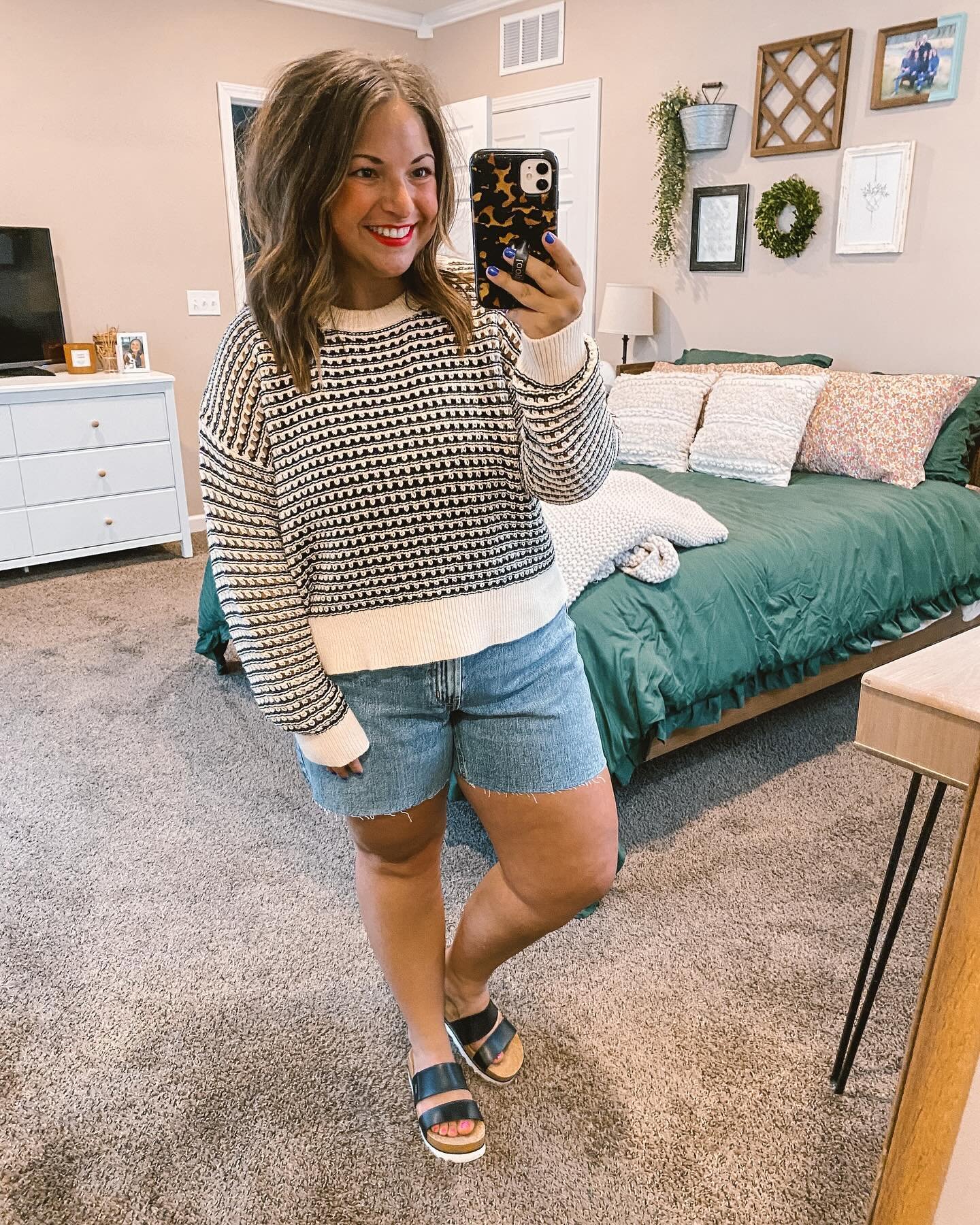 ONE @oldnavy sweater styled THREE different ways &amp; almost everything is on sale!!! 👏🏻 Which styling is your fav?

Comment SWEATER to get my sale post links sent to ya! 🤩