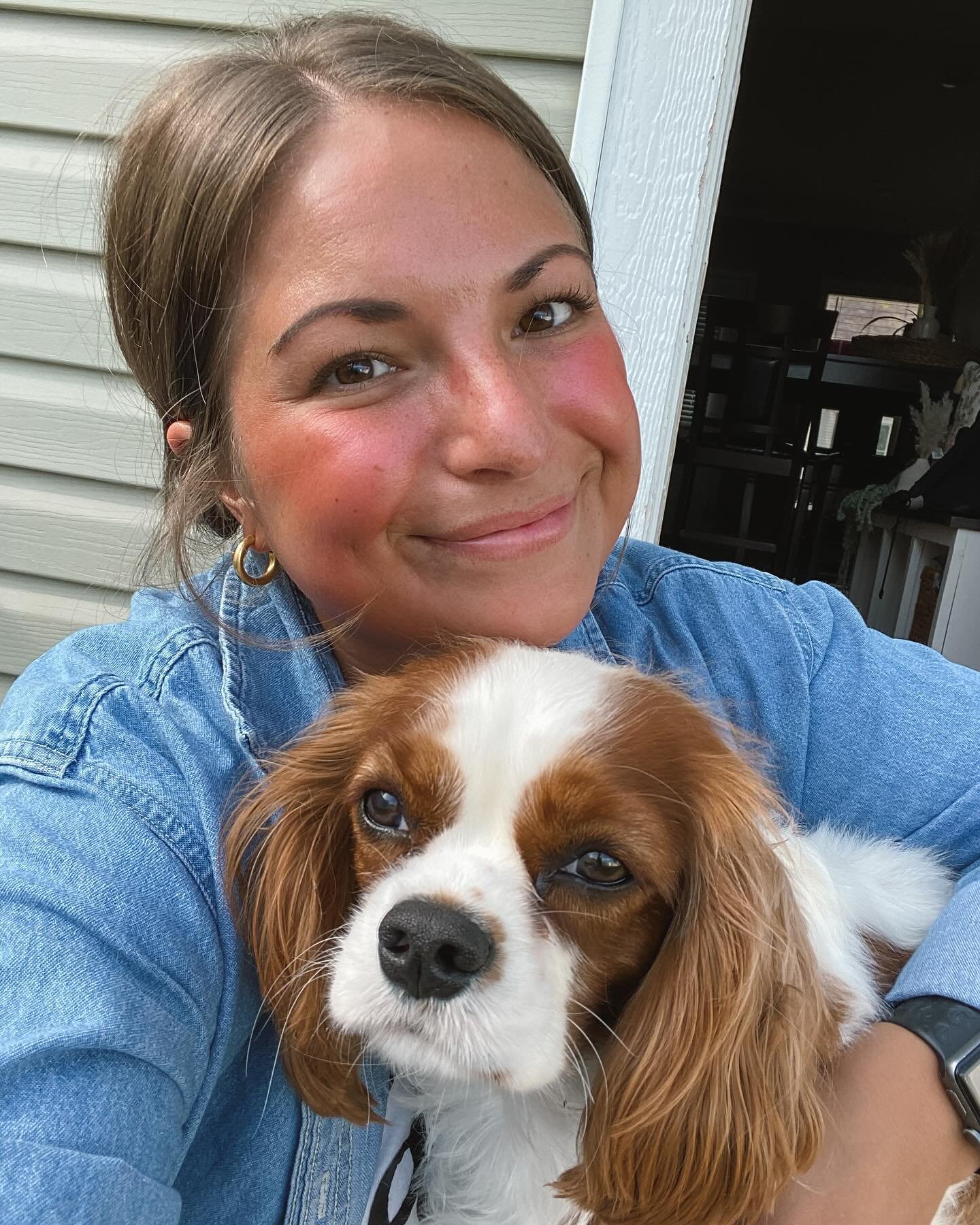 I sure do miss taking my girl with me to school every day, but the after school snugs are pretty great, too! 💛

Comment SUNDAY to get my weekly recap blog post sent to ya! It includes what I did this week + all of my OOTDs &amp; more!!