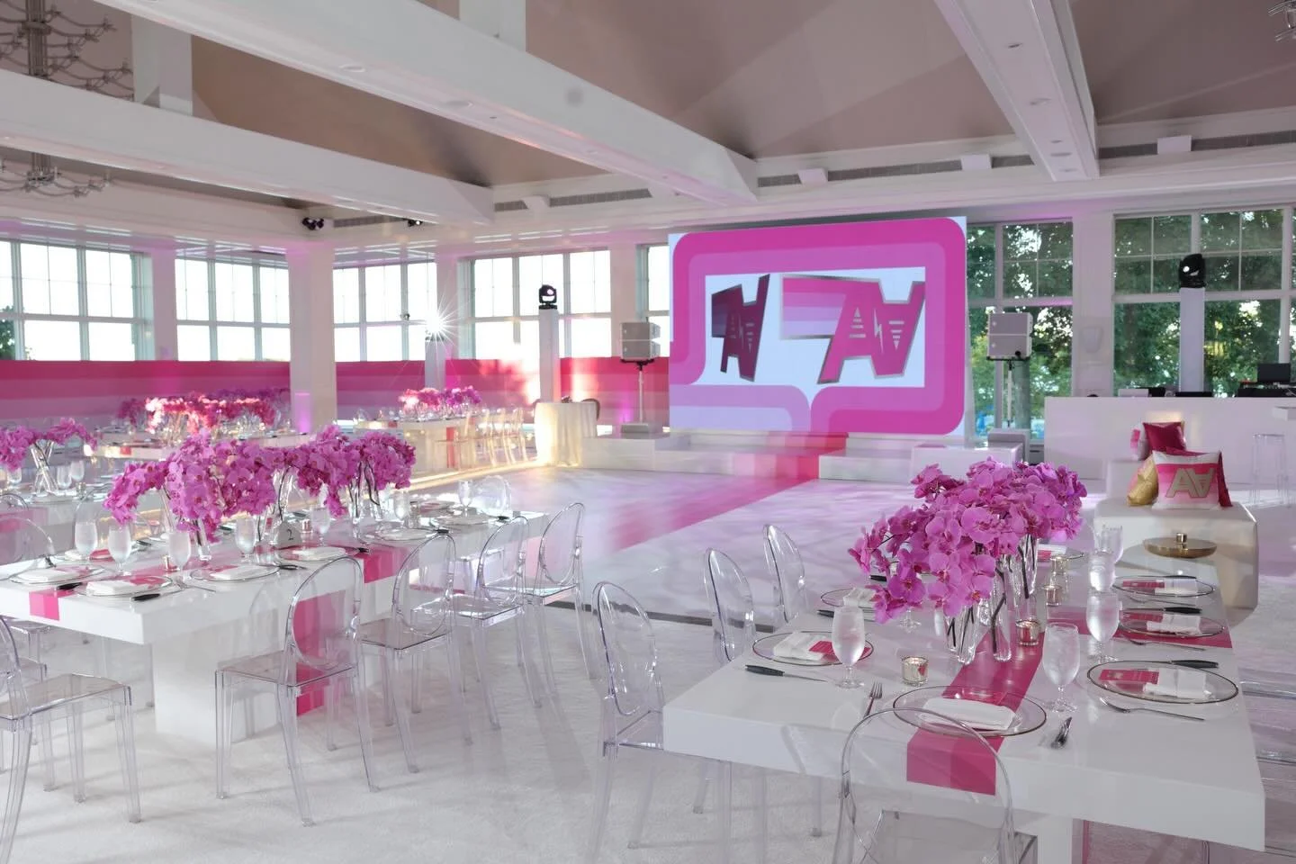Pretty in pink, elevated in every detail ✨💖

Venue: @beachpointclub 
Design: @jw_eventdesign 
Photographer: 
Entertainment @esp_creative 
Planner: @esp_creative