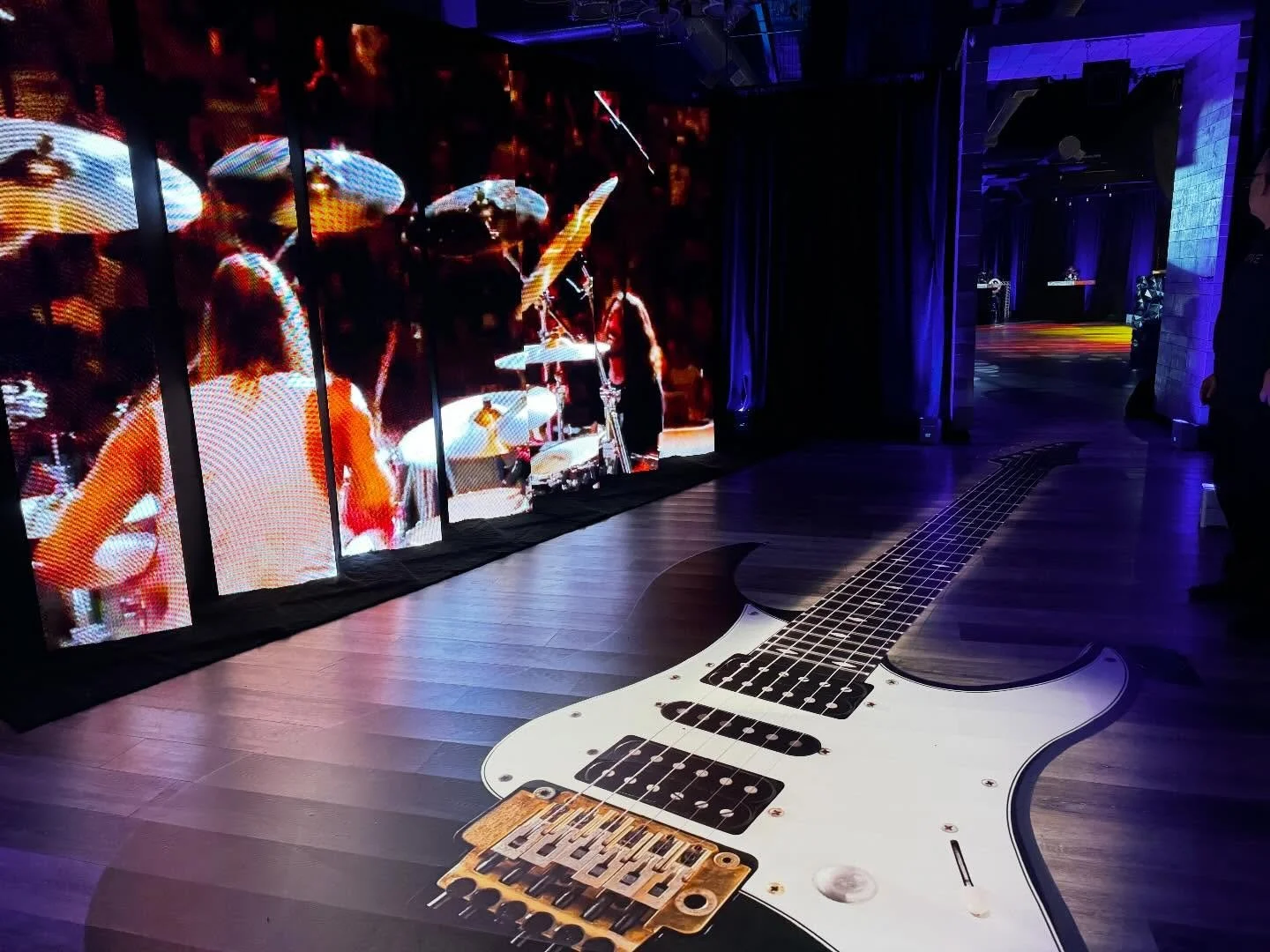 Designed to rock, styled to impress. Because every detail deserves to be turned up to 11 🎸❤️&zwj;🔥🤘

Venue: @clubhousehamptons 
Design: @jw_eventdesign 
Lighting: @jw_eventdesign 
Photographer: @floraopsphoto 
Planner: @madisonevents