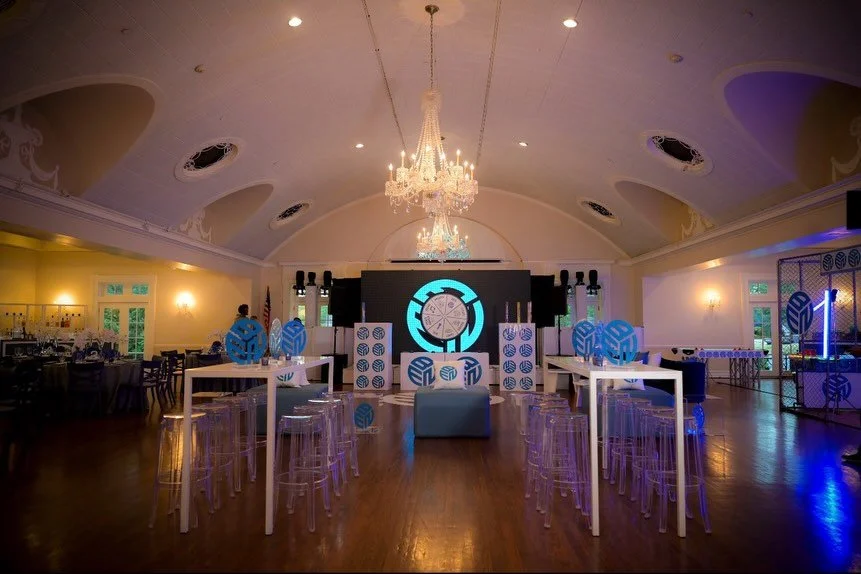 Crisp, Clean and Effortlessly Blue 💙🩵

Venue: Apawamis Country Club 
Design/Decor: @jw_eventdesign 
Entertainment: @totalentertainmentnyc 
Planner: @lissycarrevents 
Photography: @starrdigital