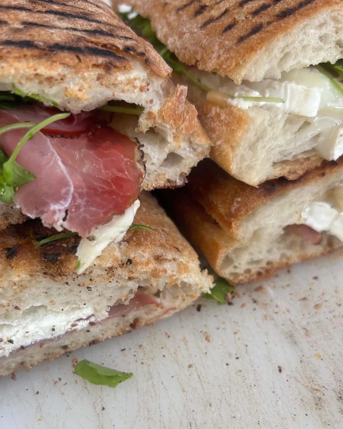 Prenant la route qui mène
A mes rêves d’enfant
Sur des îles lointaines
Où rien n’est important
Que de vivre 🫴🏻
Acqui mangià esquiché 🎶
#sandwiches #new #italia 
#french #frenchriviera #sandwichp