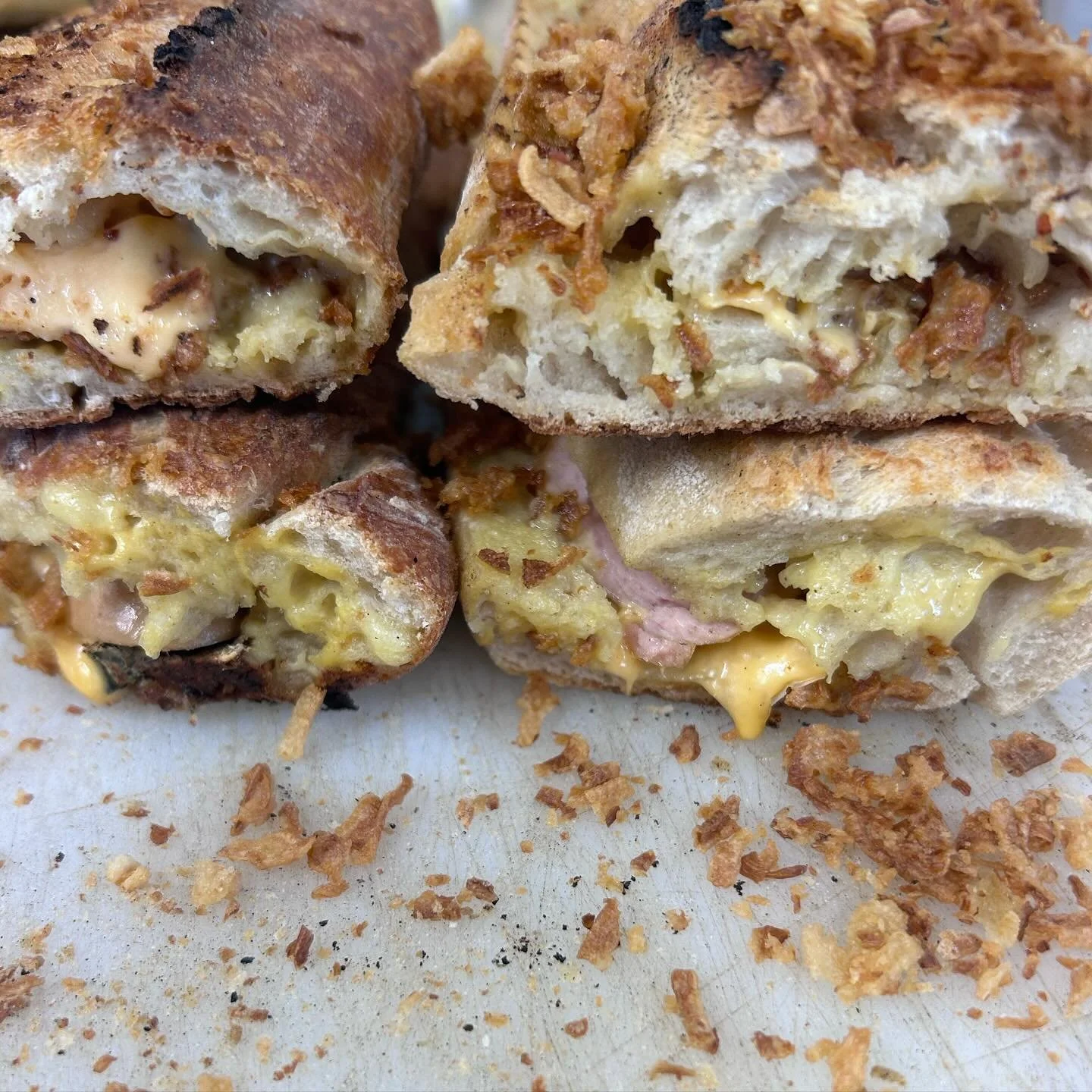 Camaraderies… 🫴🏻🫴🏻🌟
HOT DOG 🌭 REVISIT
#sandwiches #new #italia 
#french #frenchriviera #sandwichporn #suggestions #nice #foodporn #foodtruck #frenchfood #france #pornfood #patisseries  #gateaux #like #jamelcomedyclub #nouveauté #