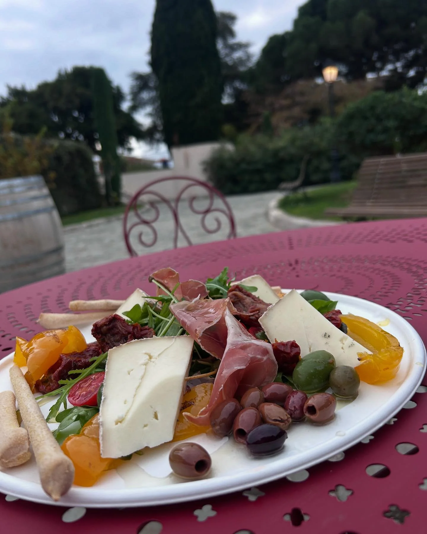 Notre plateau de L’ESQUICHÉ pour ce beau week-end au @chateaucremat 🫴🏻 Merci à nos amis @chez.fanette et @lorenzo_solobello pour certains de nos merveilleux produits ❤️
#sandwiches #new #italia 
#french #frenchriviera #sandwich