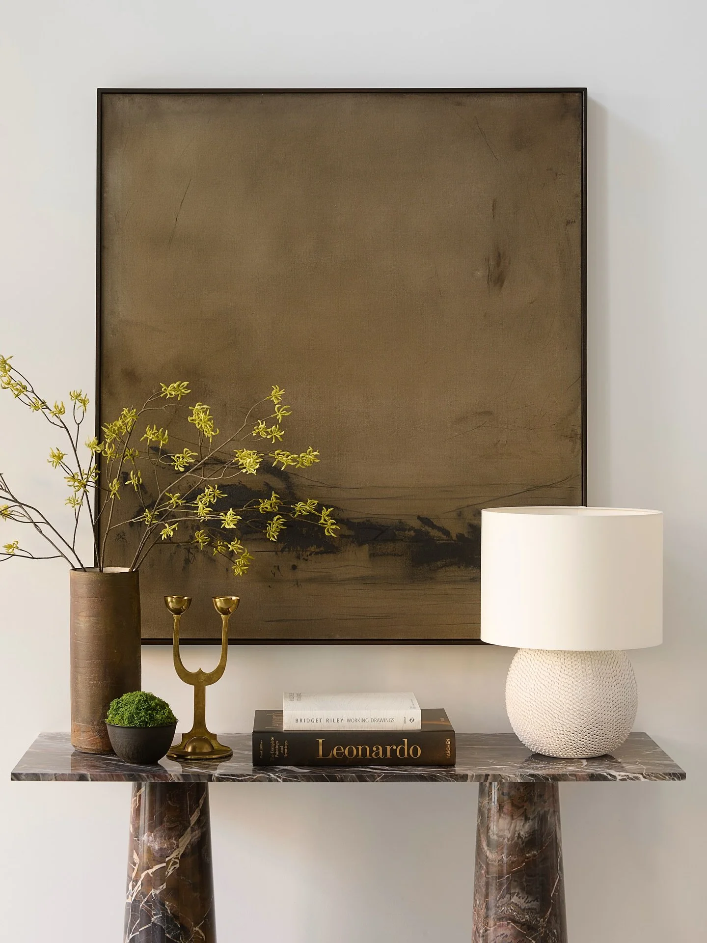 Touches of green 🍃
.
.
.
#interiordesign #luxuryhomes #luxuryinteriors #luxuryrealestate #modernhomes #moderninteriordesign #interiortrends #londoninteriors #londoninteriordesigner #andreabenedettini #highendresidential #highdesign #bespokedesign #i